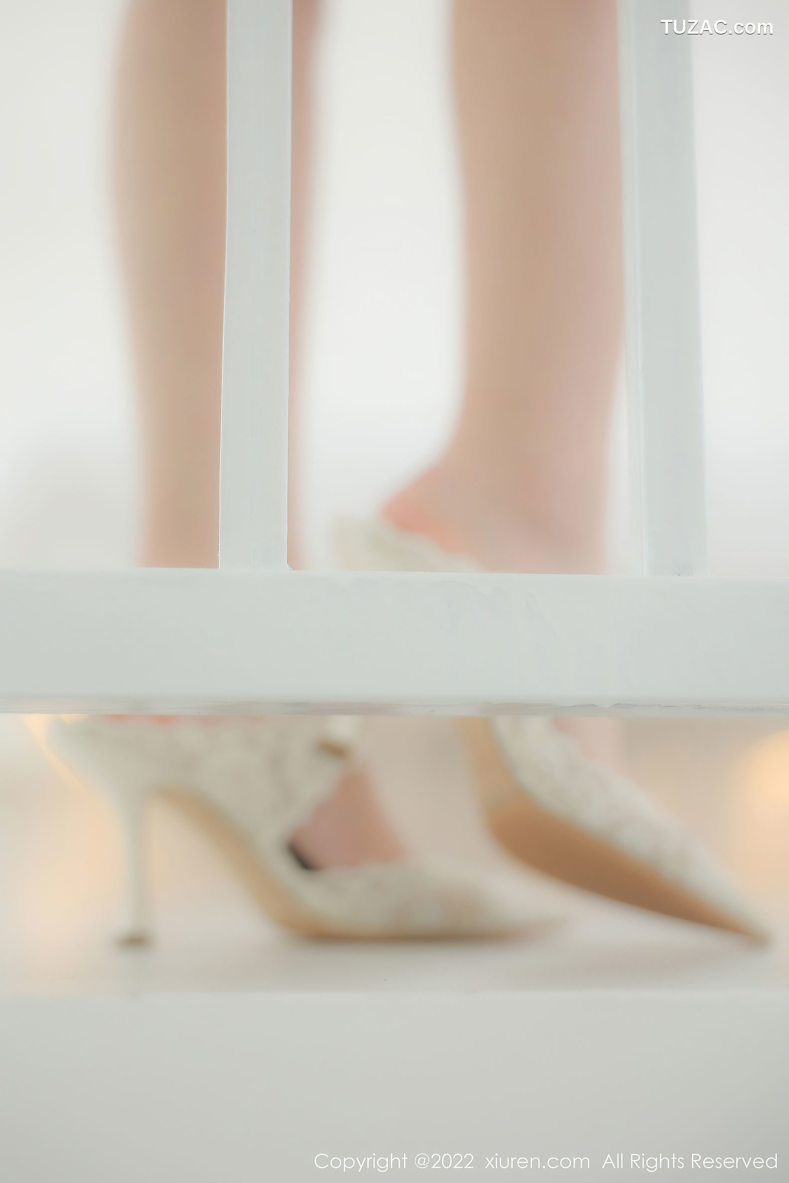 XiuRen-No.5453-小麦是只喵-淡蓝T灰裙肉丝