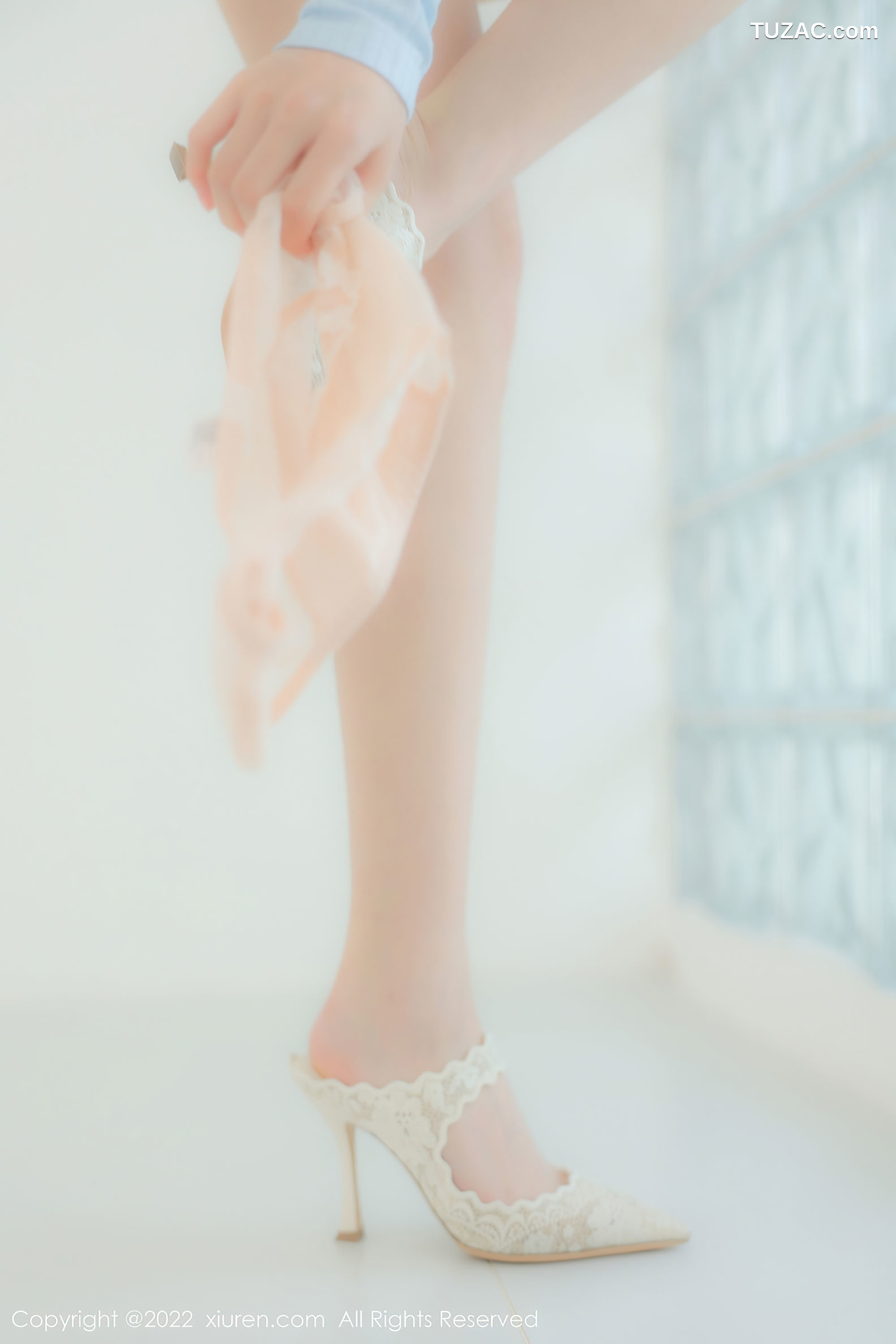 XiuRen-No.5453-小麦是只喵-淡蓝T灰裙肉丝