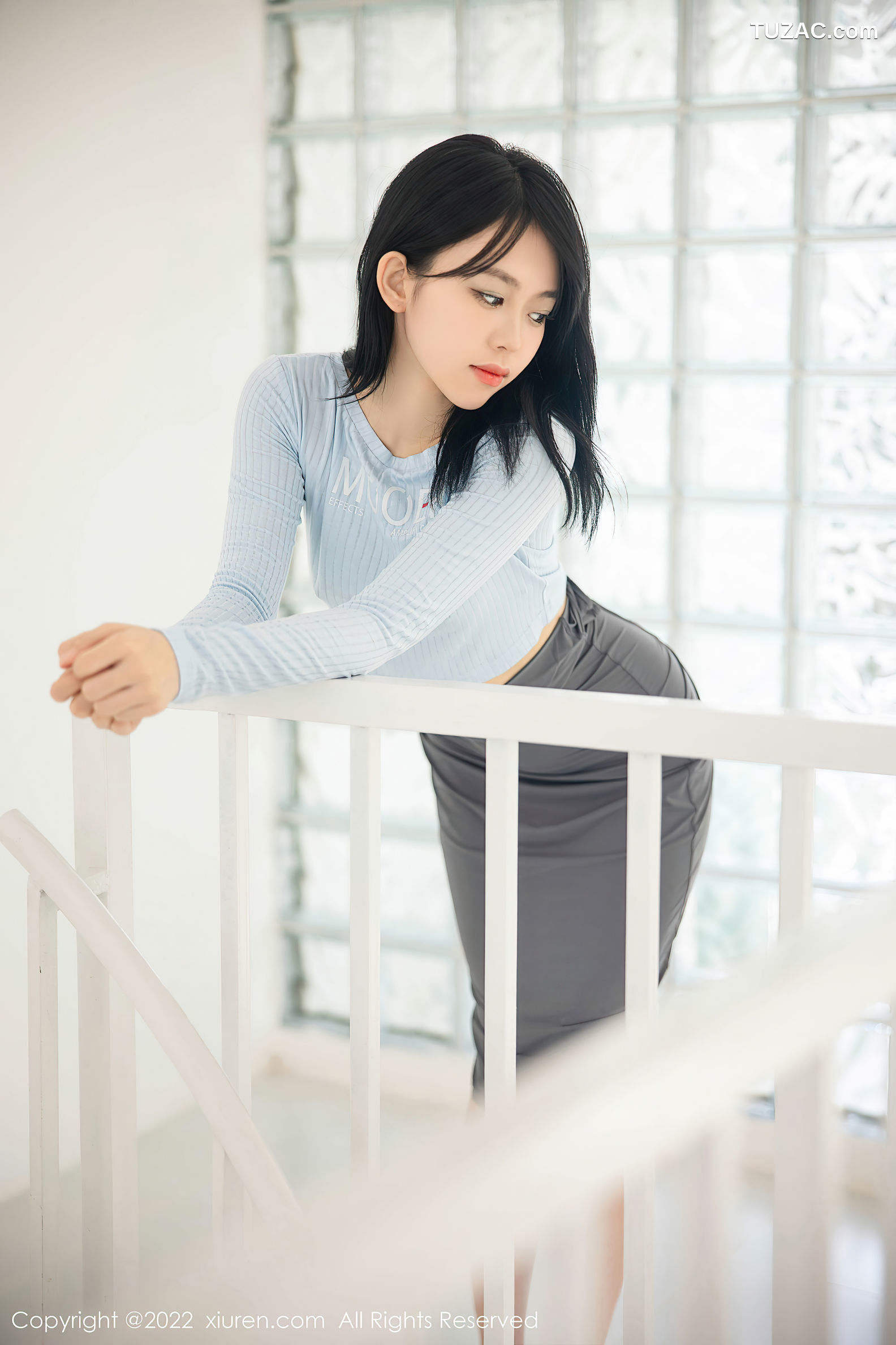 XiuRen-No.5453-小麦是只喵-淡蓝T灰裙肉丝