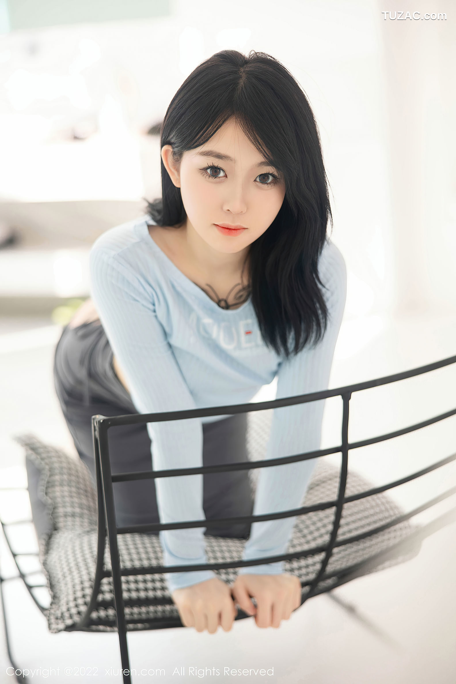 XiuRen-No.5453-小麦是只喵-淡蓝T灰裙肉丝