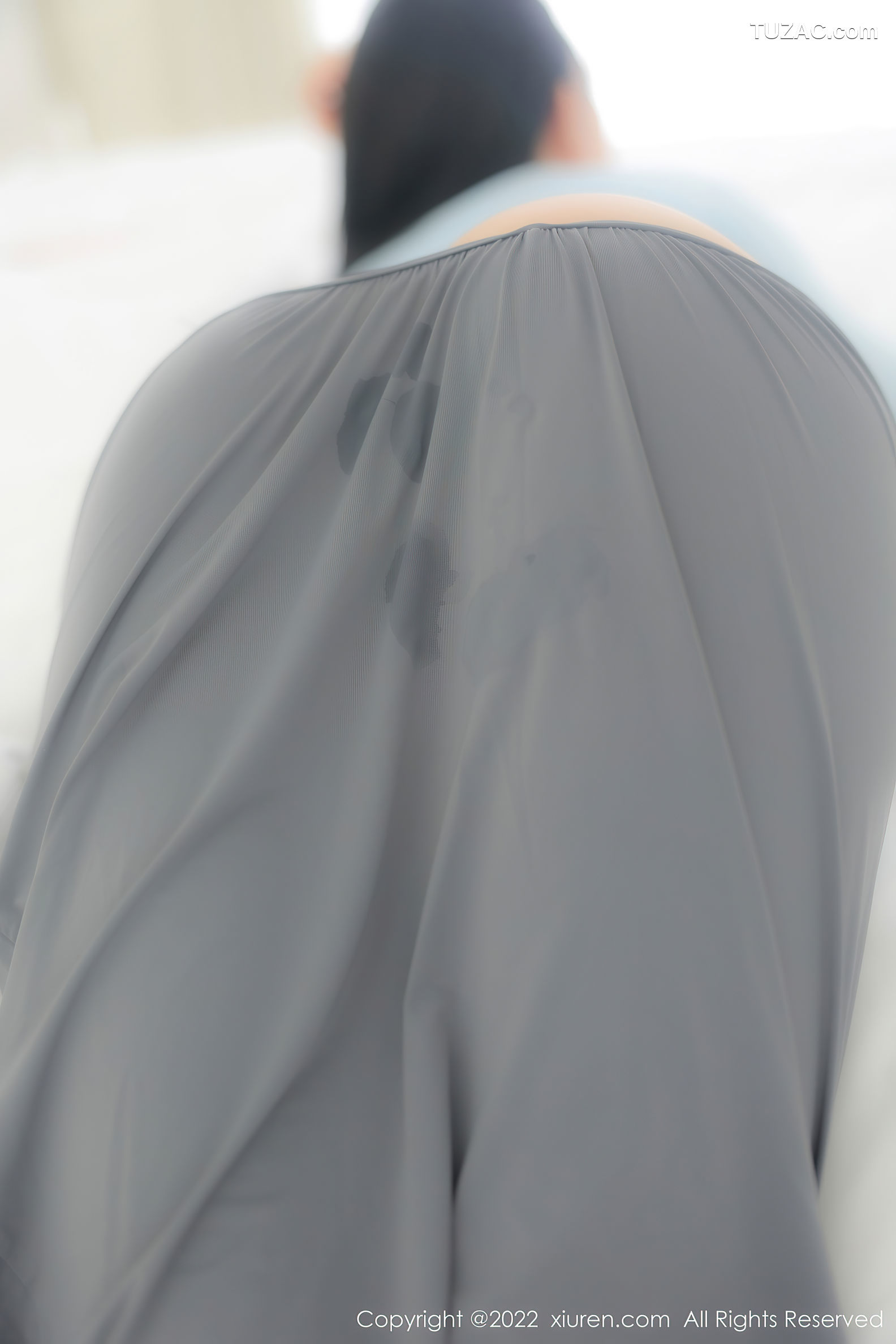 XiuRen-No.5453-小麦是只喵-淡蓝T灰裙肉丝