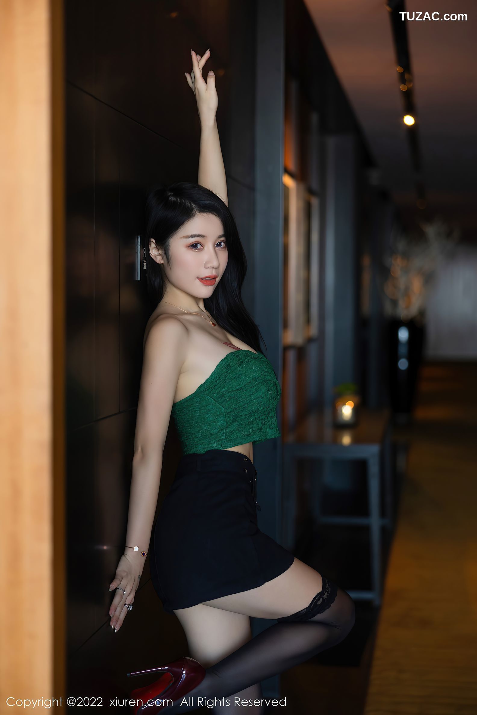 XiuRen-No.5455-美七-暗绿抹胸深蓝短裙黑丝