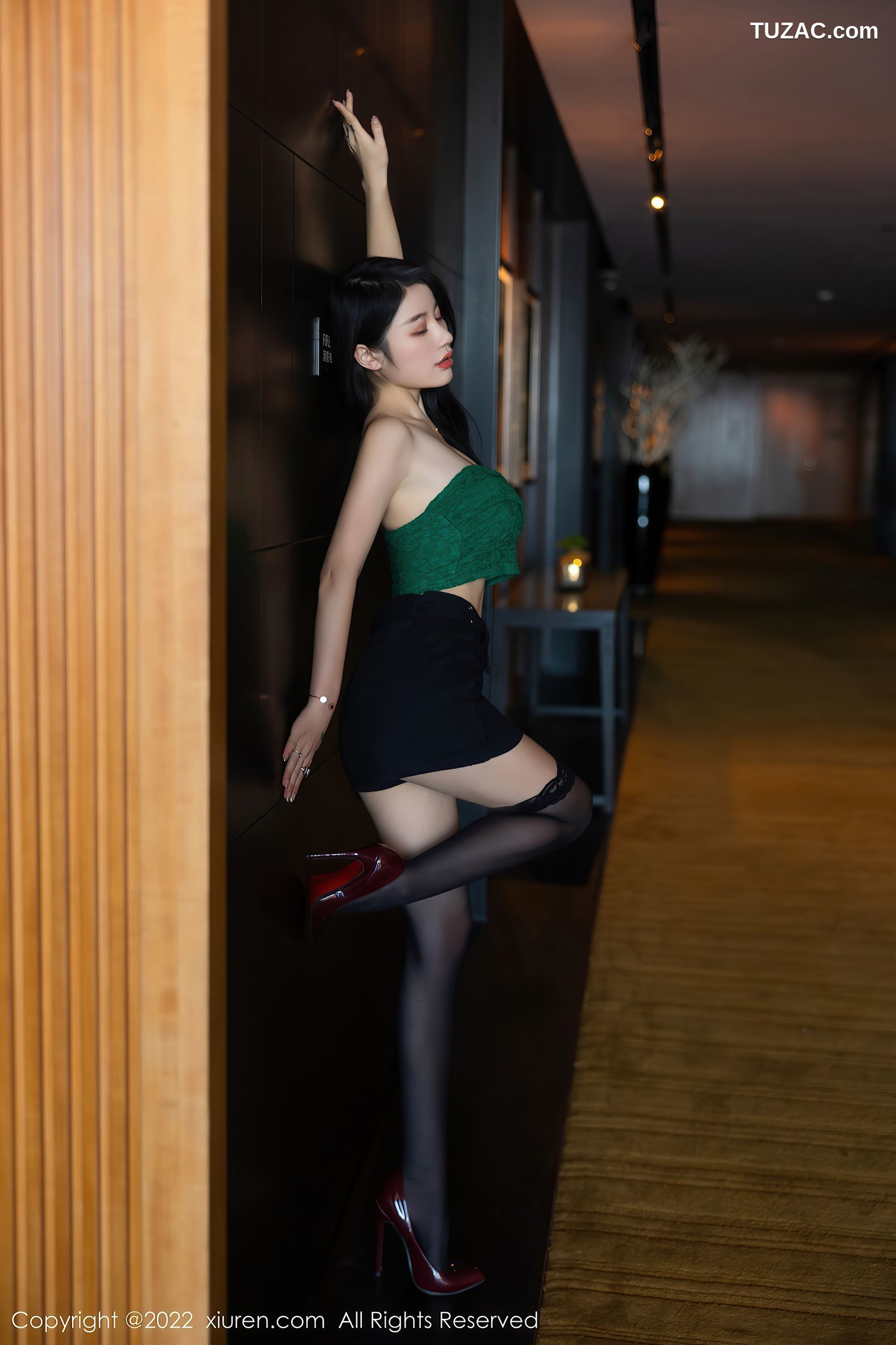 XiuRen-No.5455-美七-暗绿抹胸深蓝短裙黑丝