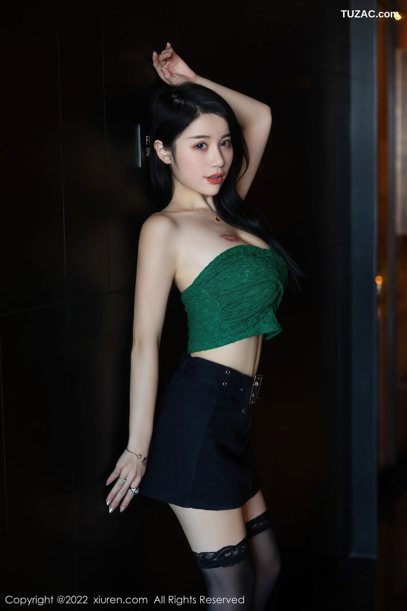 XiuRen-No.5455-美七-暗绿抹胸深蓝短裙黑丝