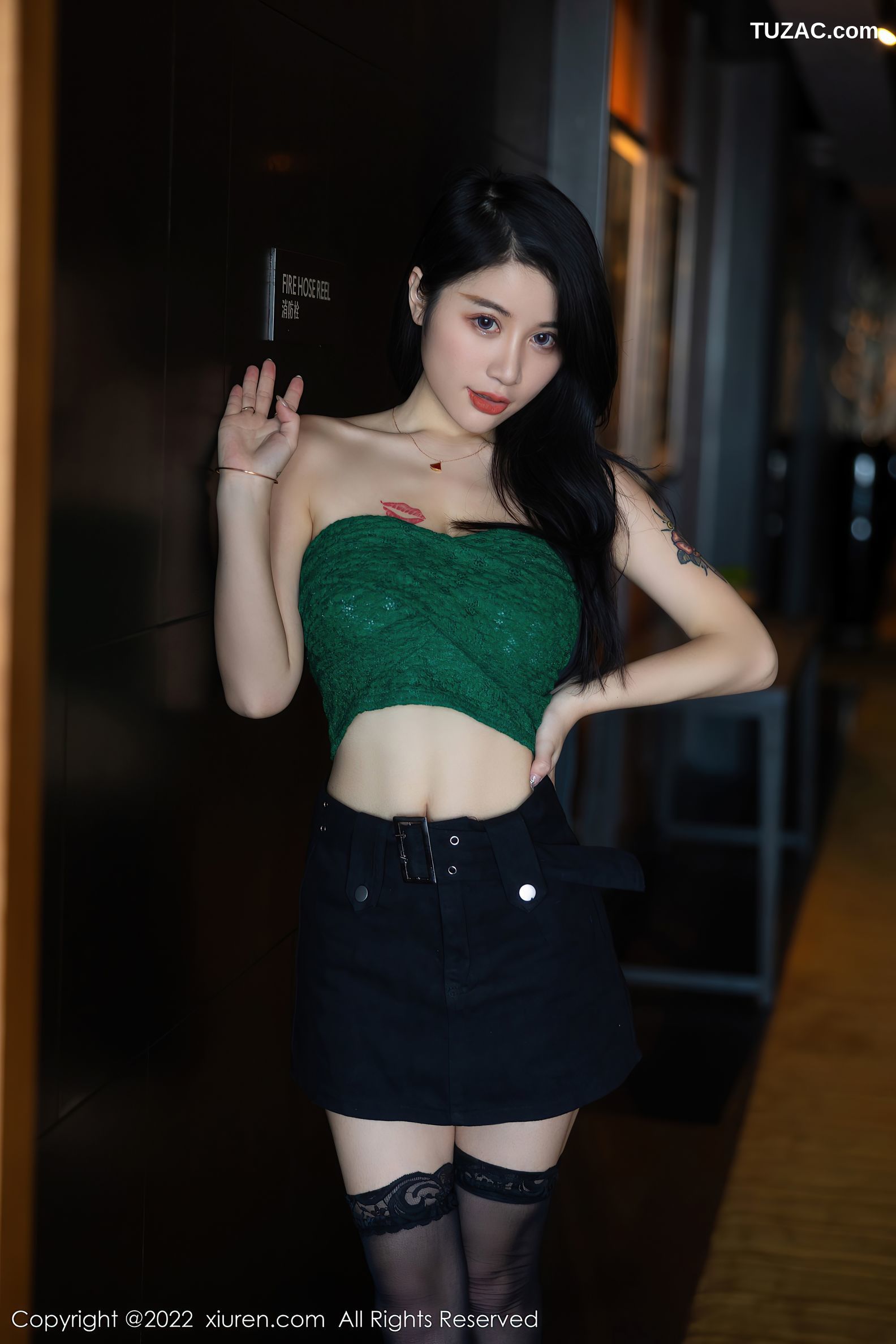 XiuRen-No.5455-美七-暗绿抹胸深蓝短裙黑丝