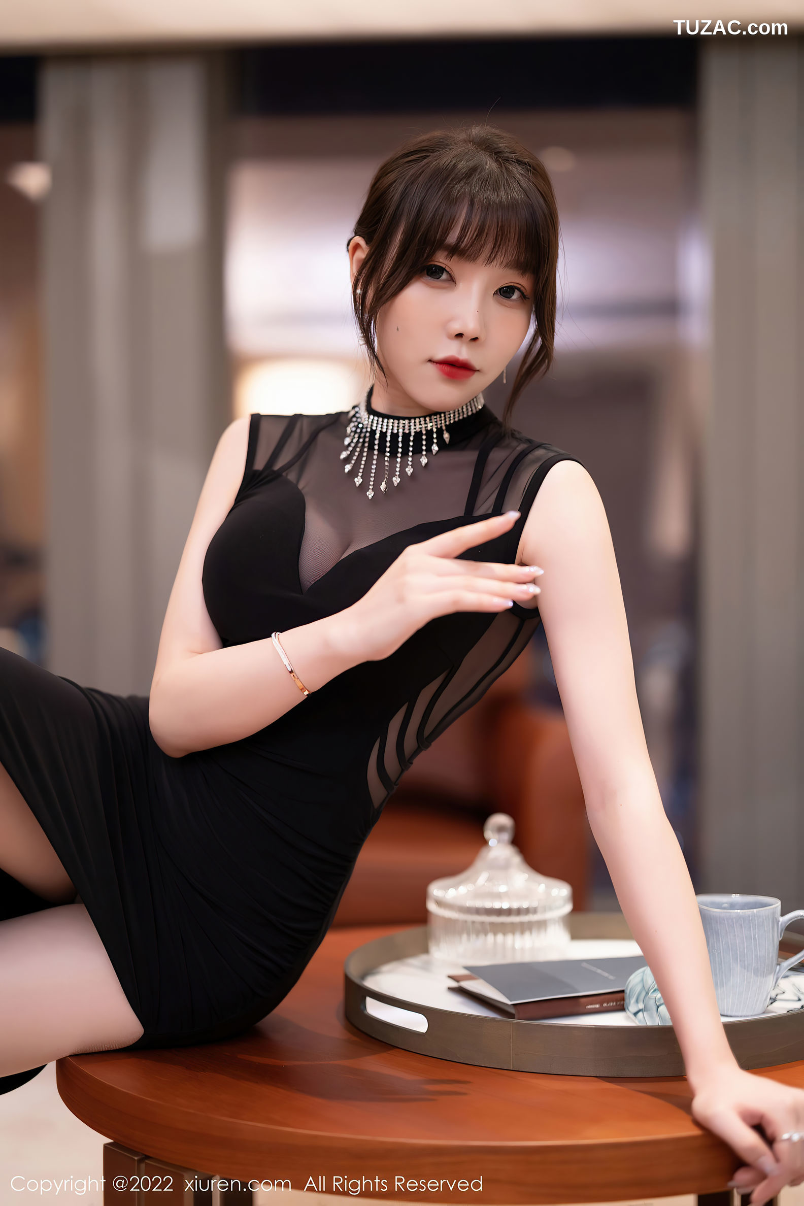 XiuRen-No.5460-徐莉芝-黑色透背旗袍式长裙黑丝