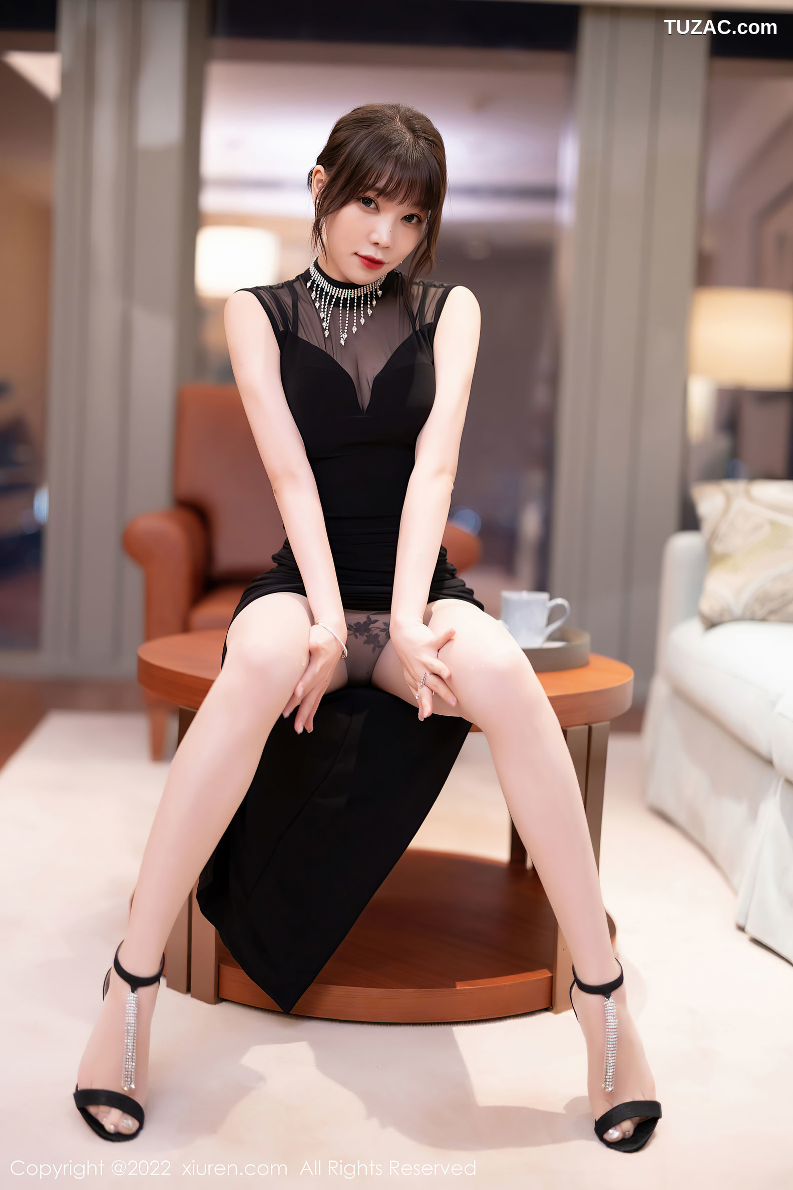 XiuRen-No.5460-徐莉芝-黑色透背旗袍式长裙黑丝