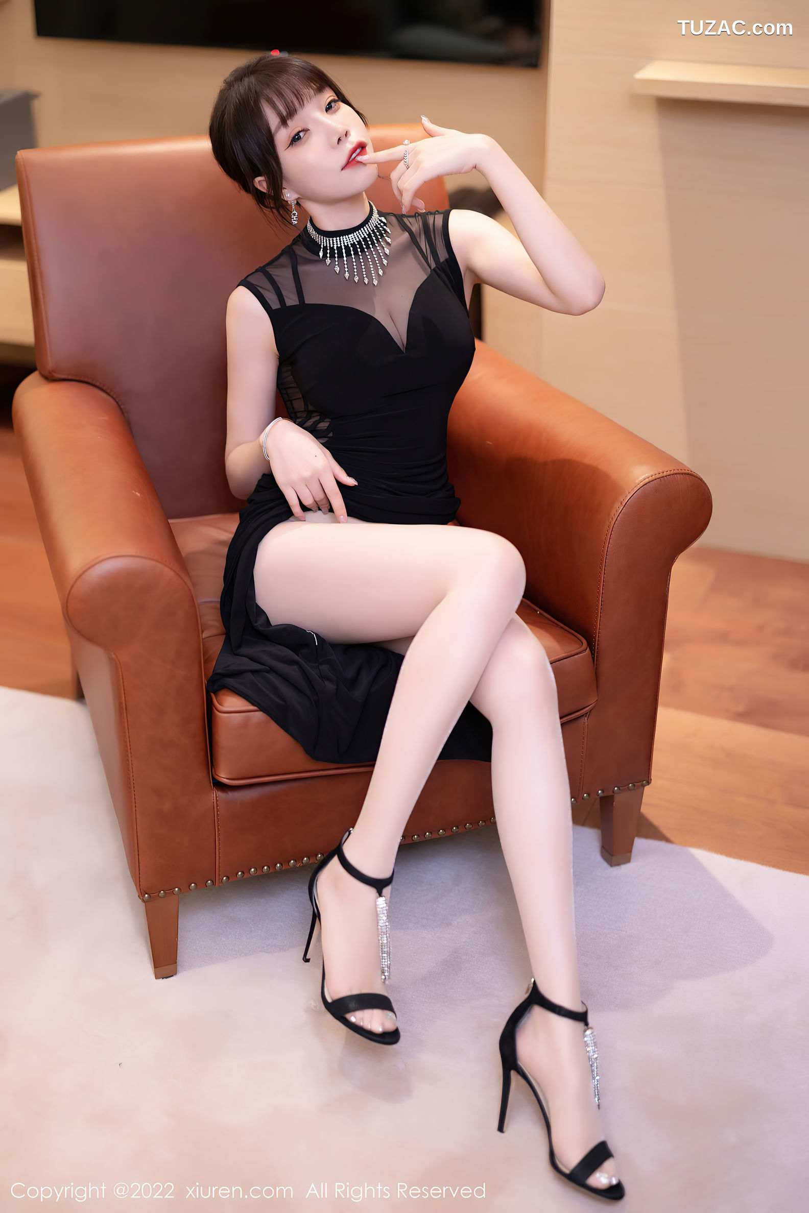 XiuRen-No.5460-徐莉芝-黑色透背旗袍式长裙黑丝