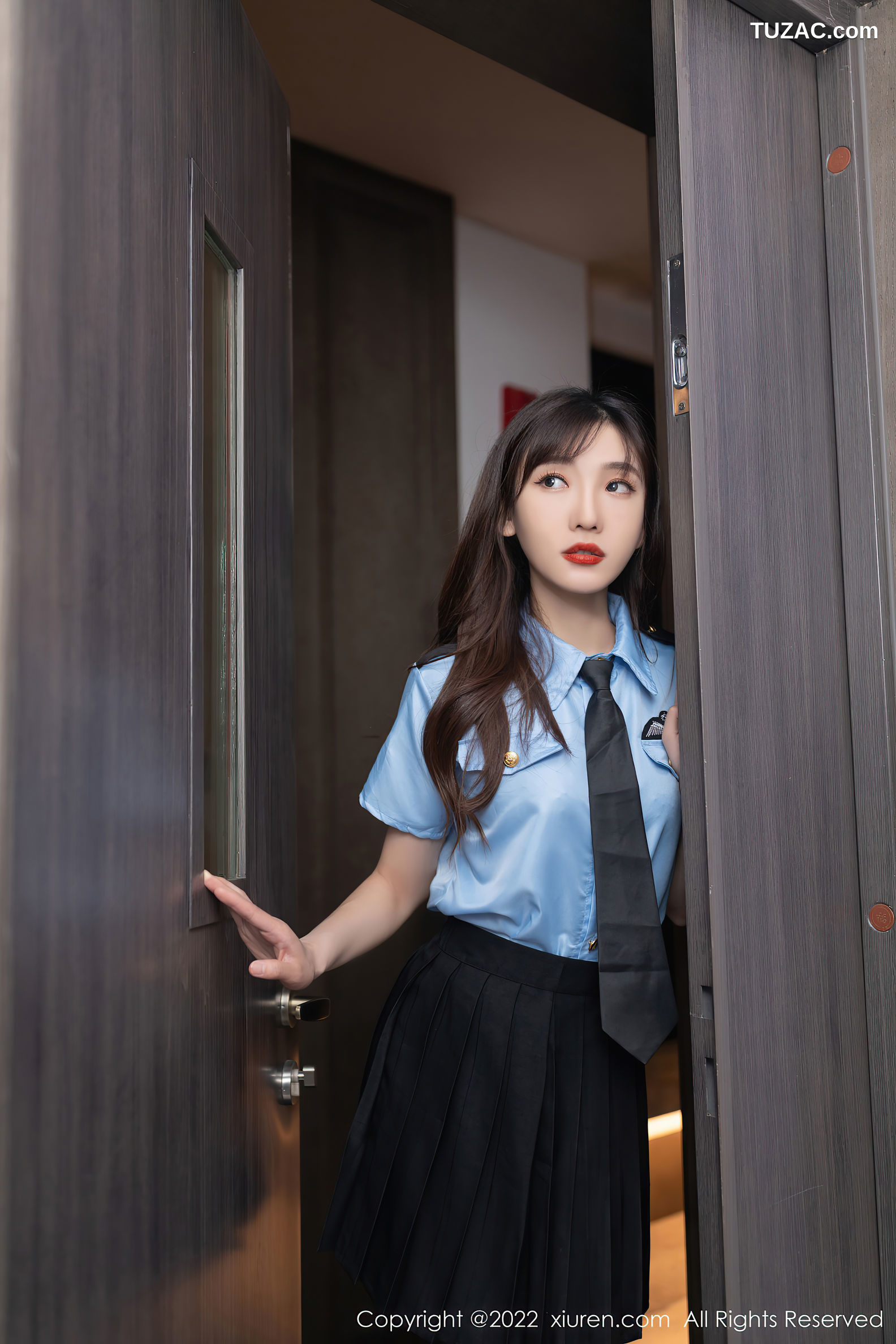 XiuRen-No.5461-陆萱萱-女警黑短裙黑丝