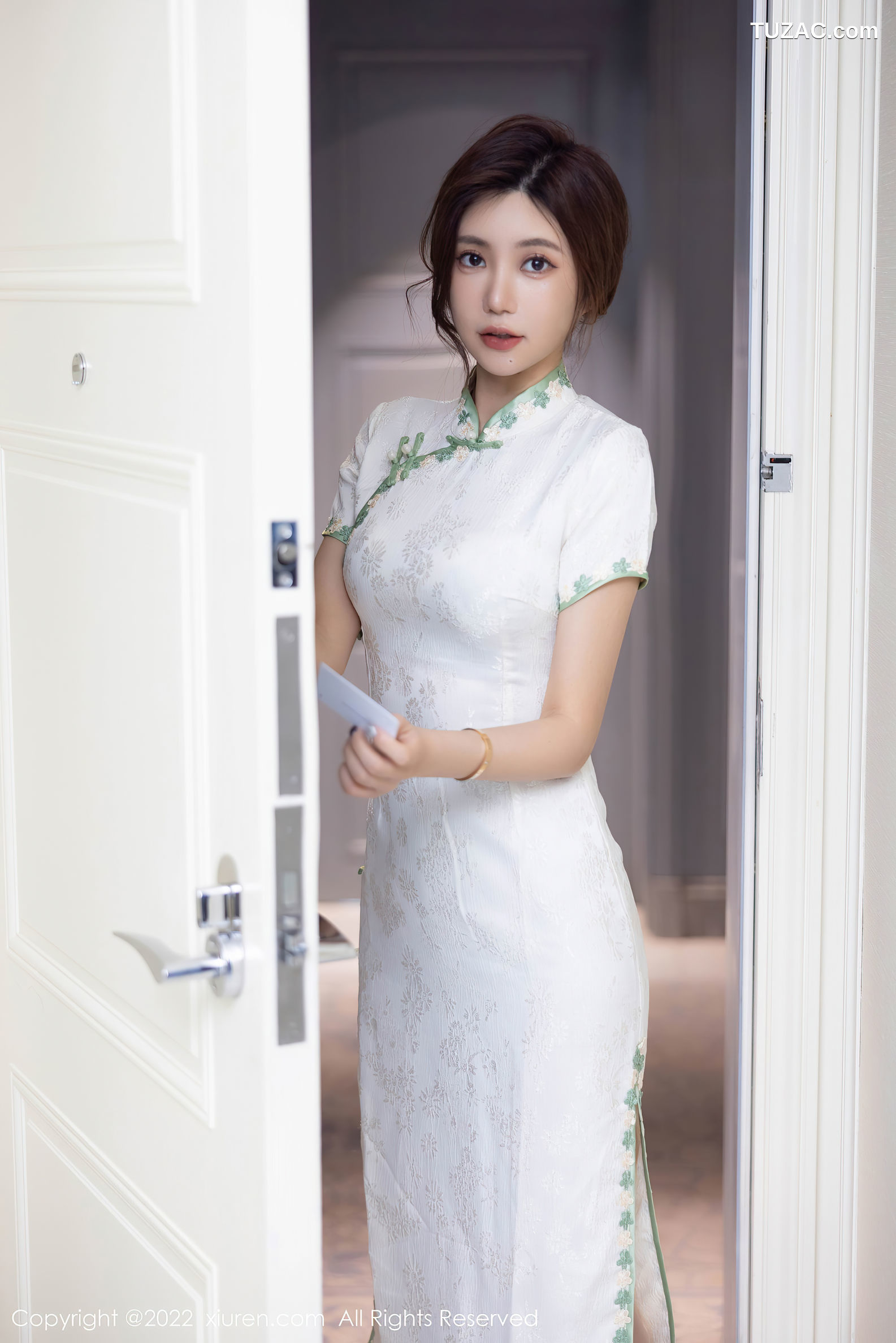XiuRen-No.5468-绮里嘉-白色绿边旗袍肉丝