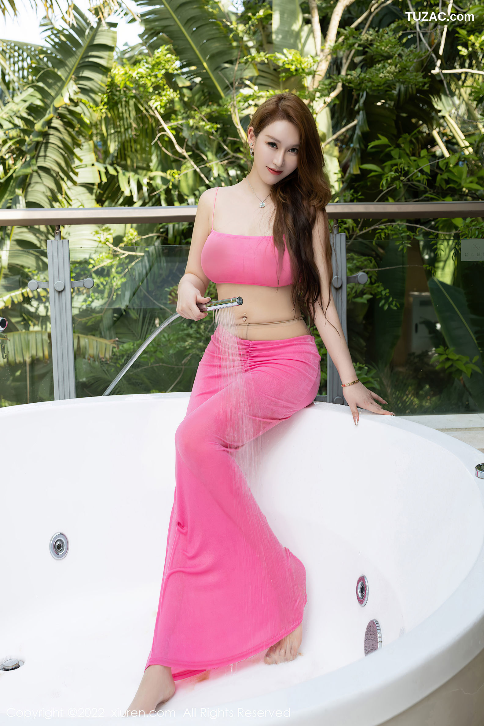 XiuRen-No.5478-尤妮丝-粉抹胸粉裙海滨沙滩浴缸肉丝