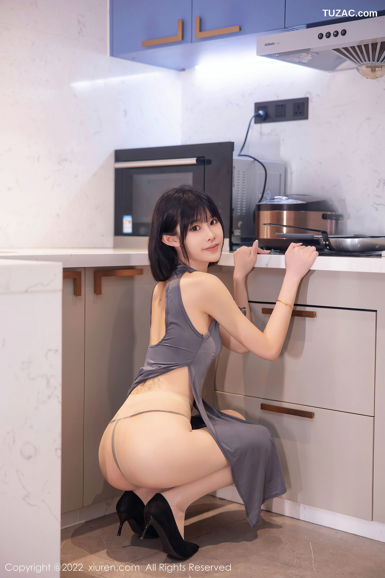 XiuRen-No.5482-77qiqi-灰色高开叉短裙