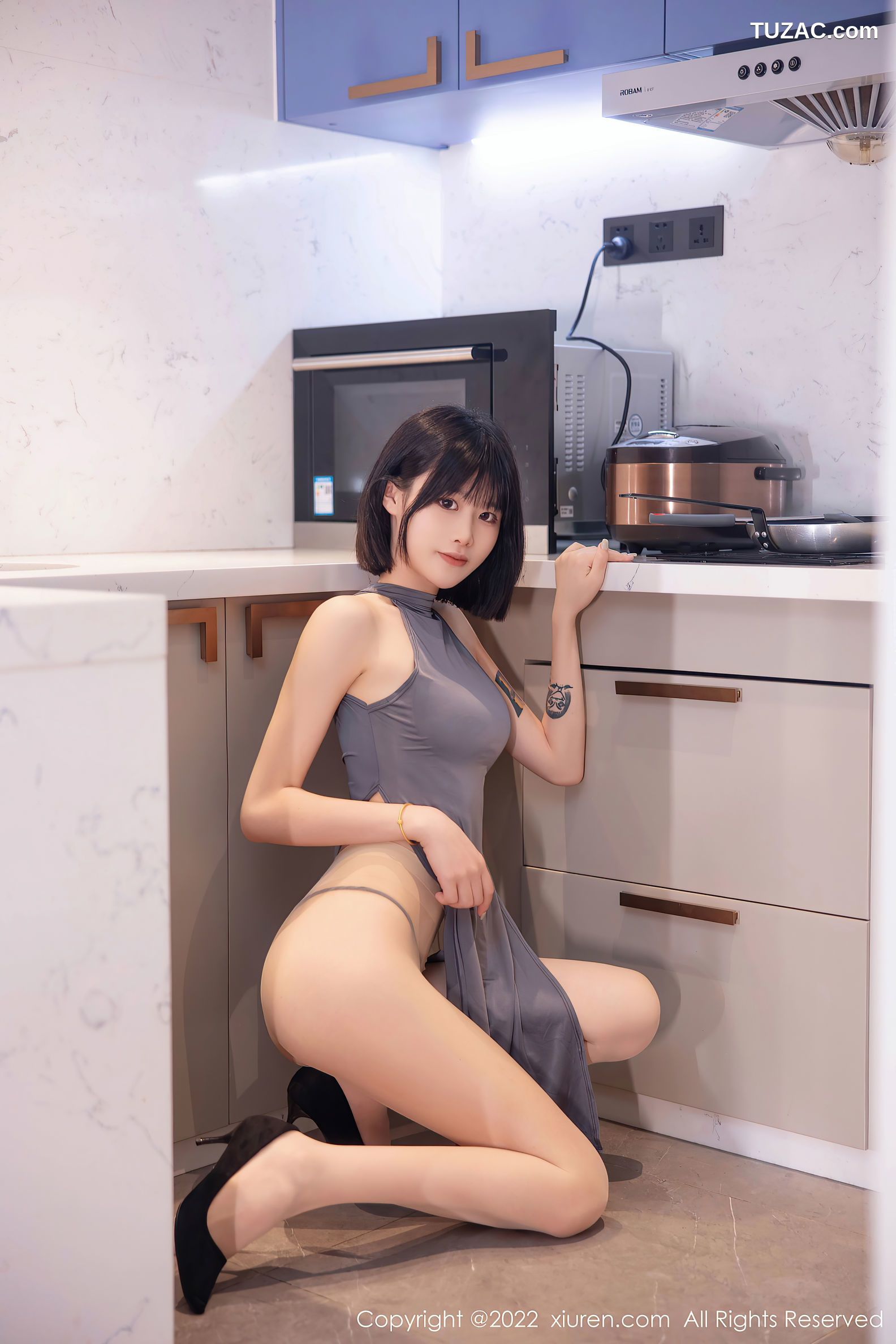 XiuRen-No.5482-77qiqi-灰色高开叉短裙