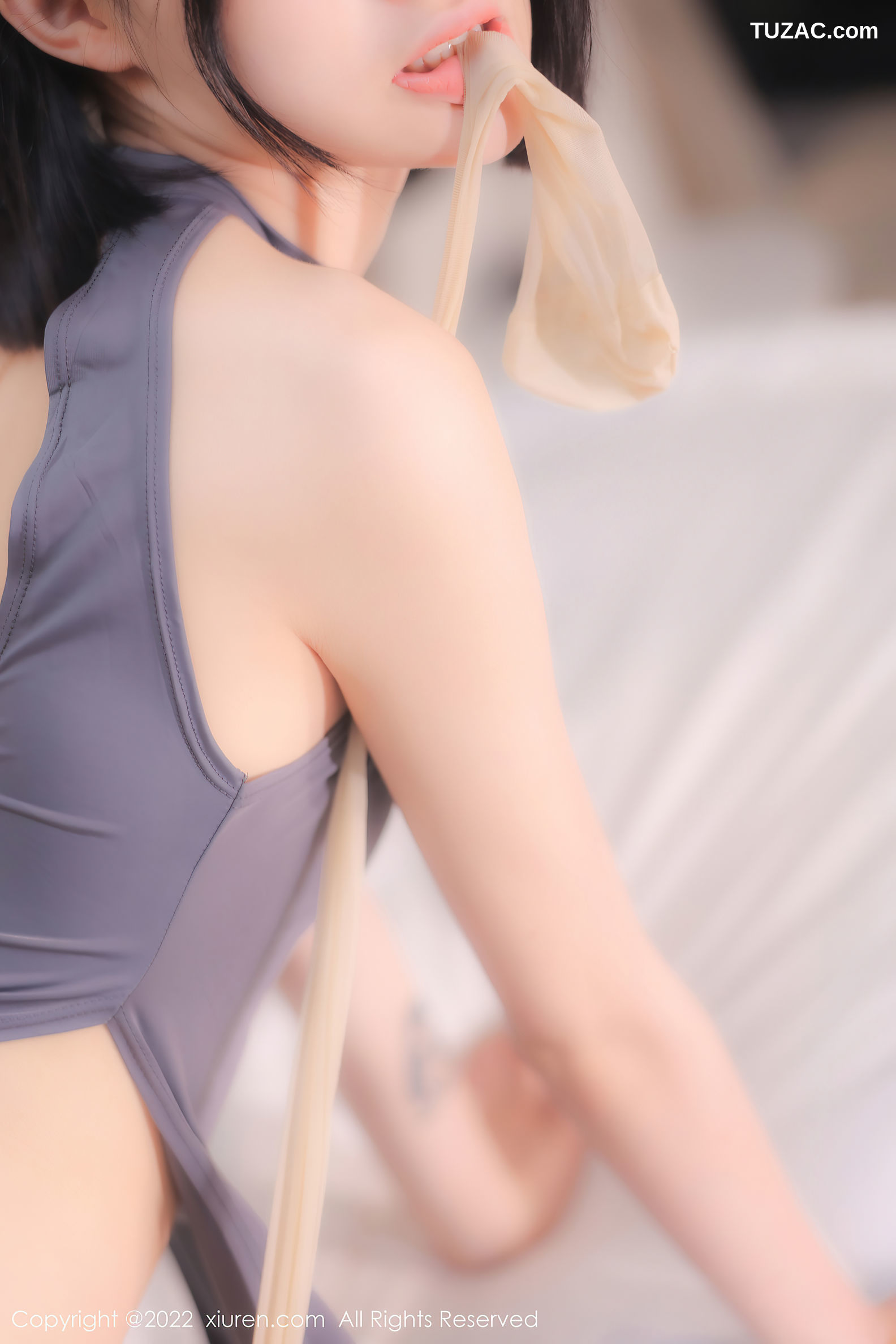 XiuRen-No.5482-77qiqi-灰色高开叉短裙