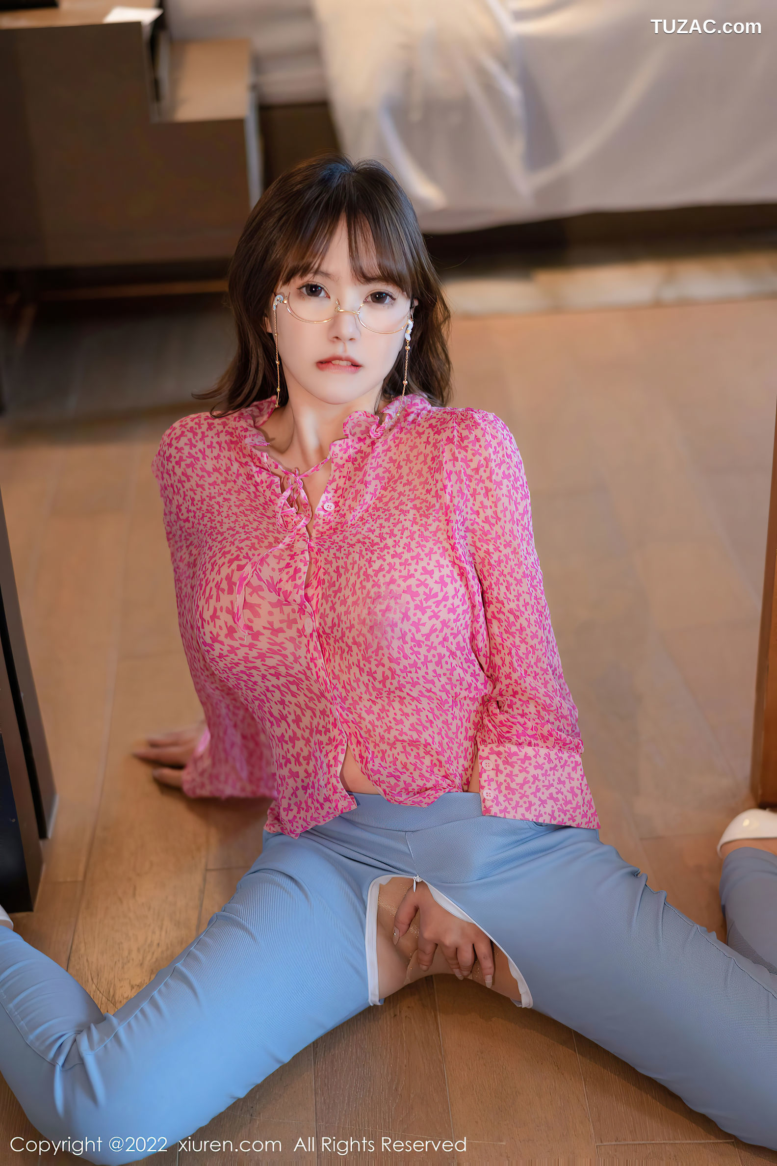 XiuRen-No.5488-张思允-粉碎花纱衫蓝色开档长裤