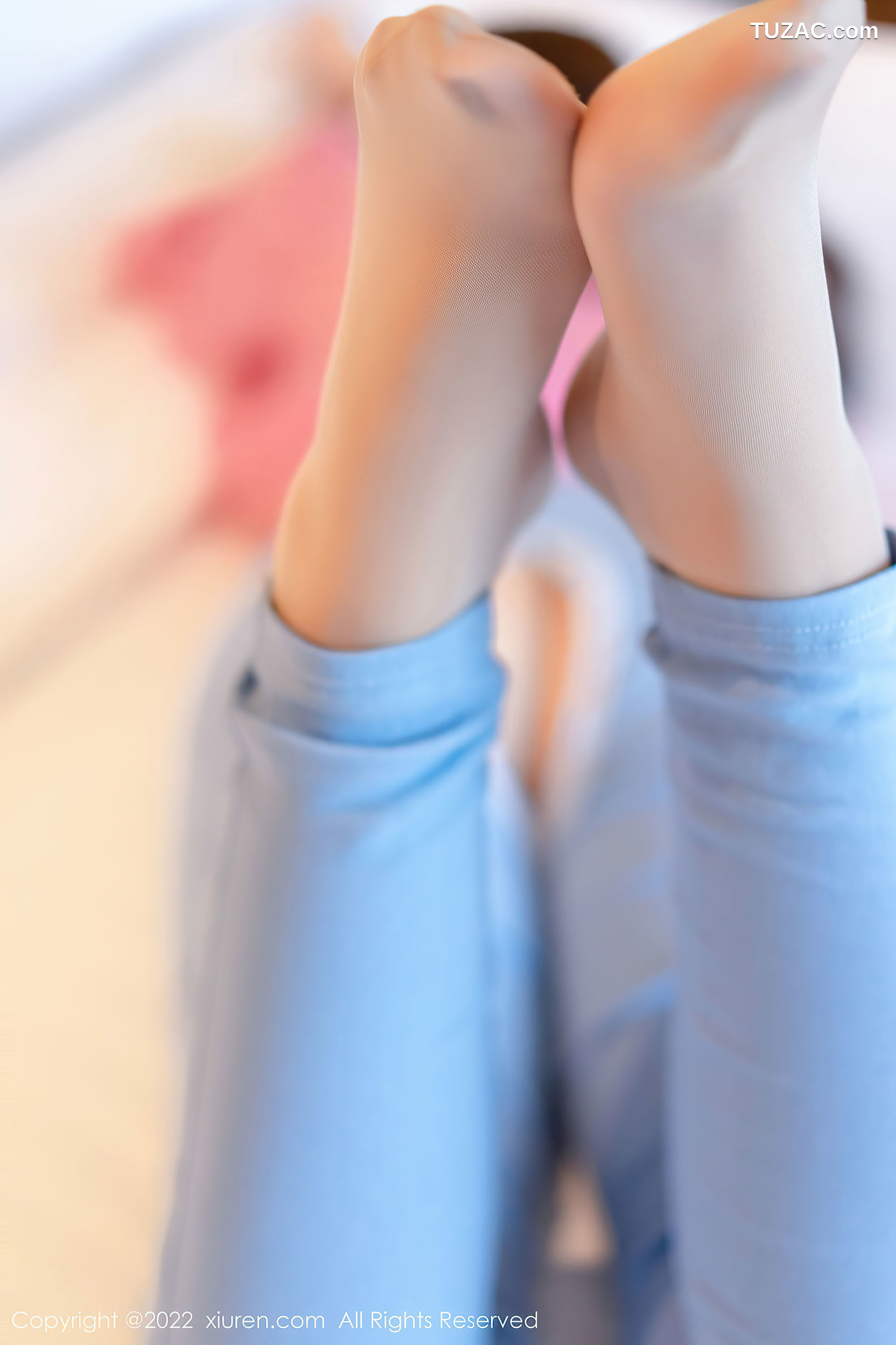 XiuRen-No.5488-张思允-粉碎花纱衫蓝色开档长裤