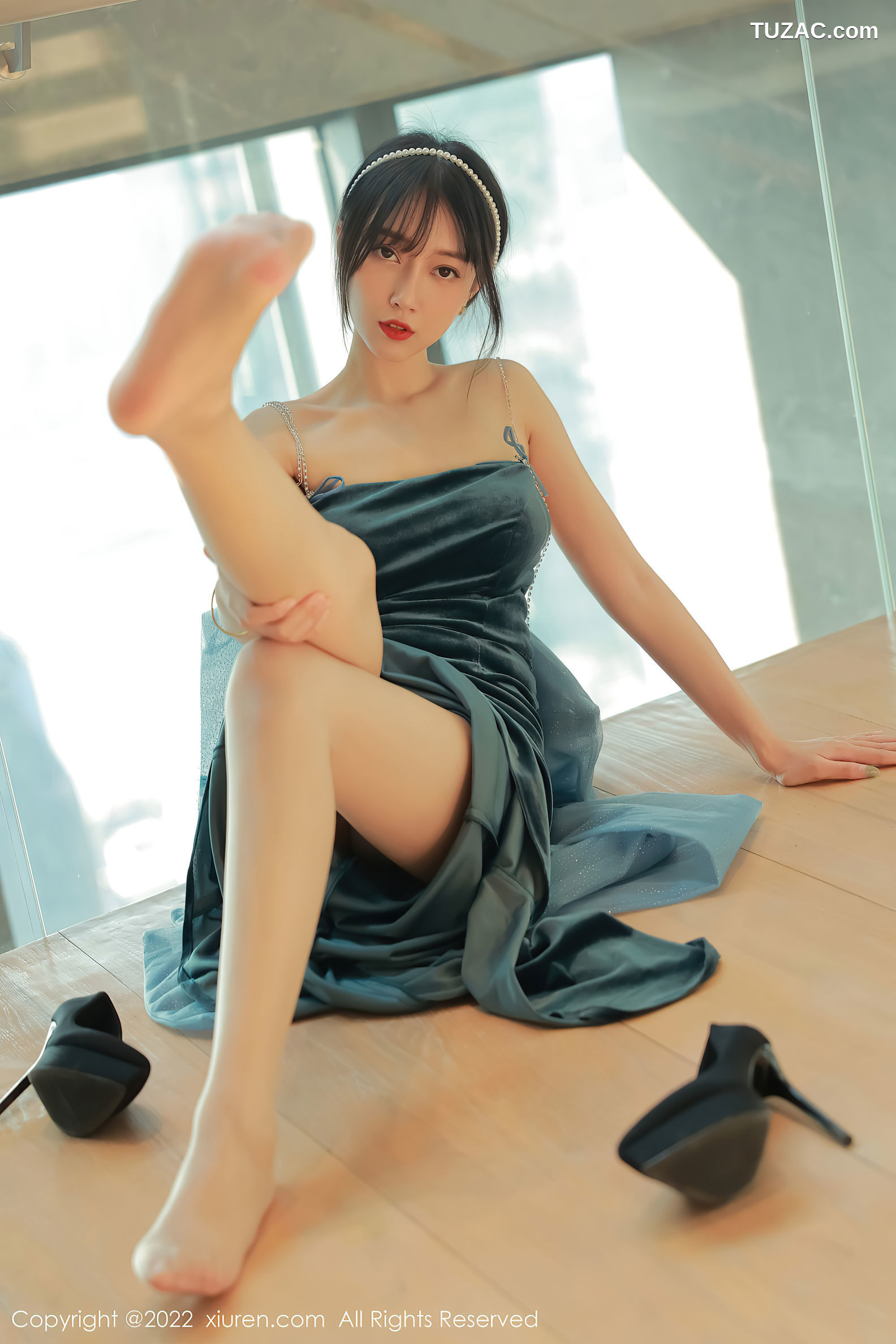 XiuRen-No.5493-玥儿玥-蓝绿吊带礼服长裙