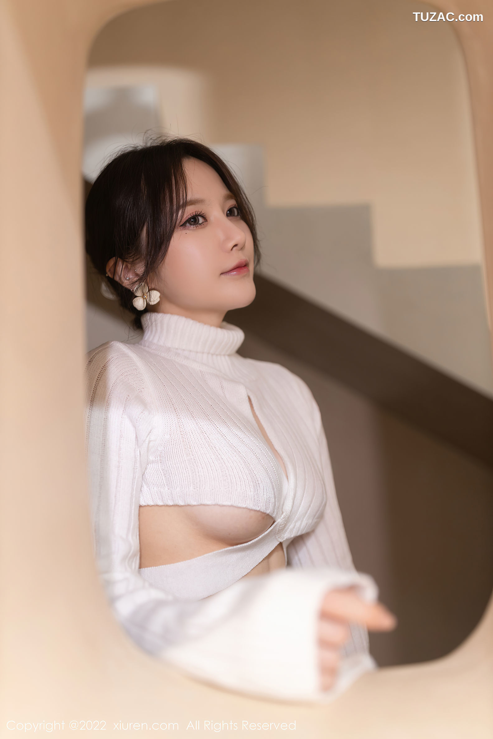 XiuRen-No.5503-鱼子酱-白衫白超短裙