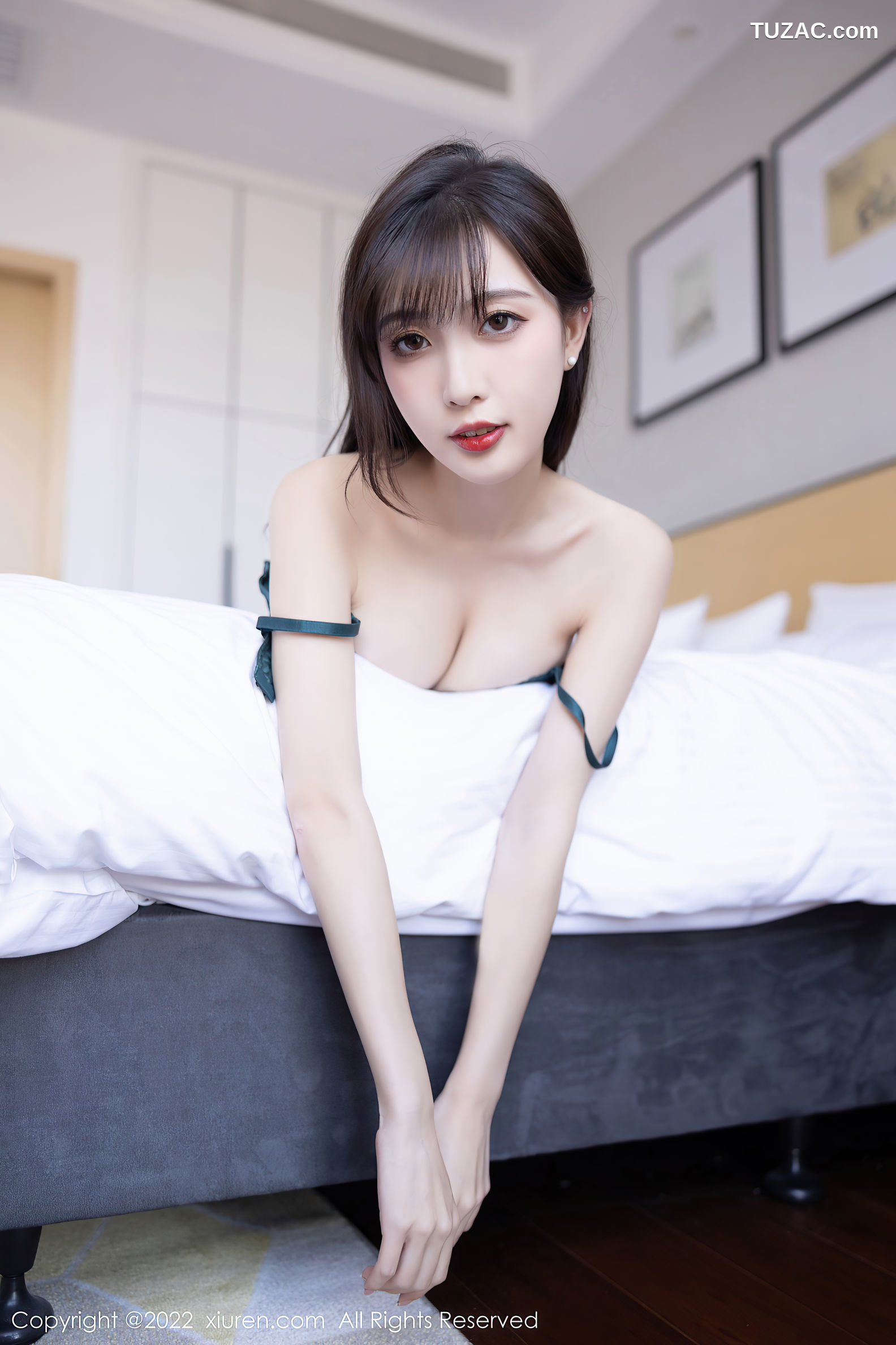 XiuRen-No.5517-林星阑-黑衫短裙警服暗绿内衣黑丝