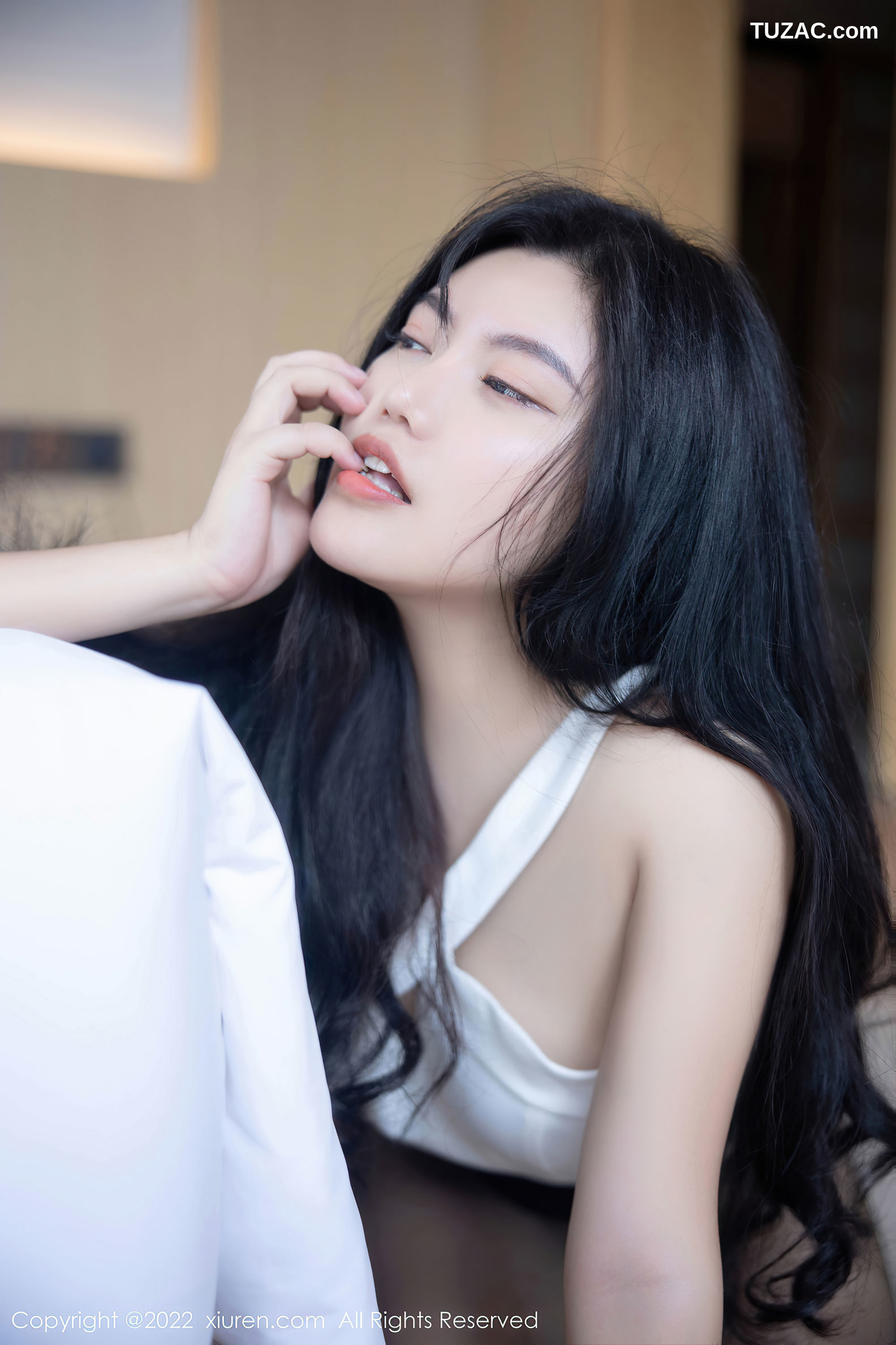 XiuRen-No.5518-吴小小-白吊带黑短裙黑丝