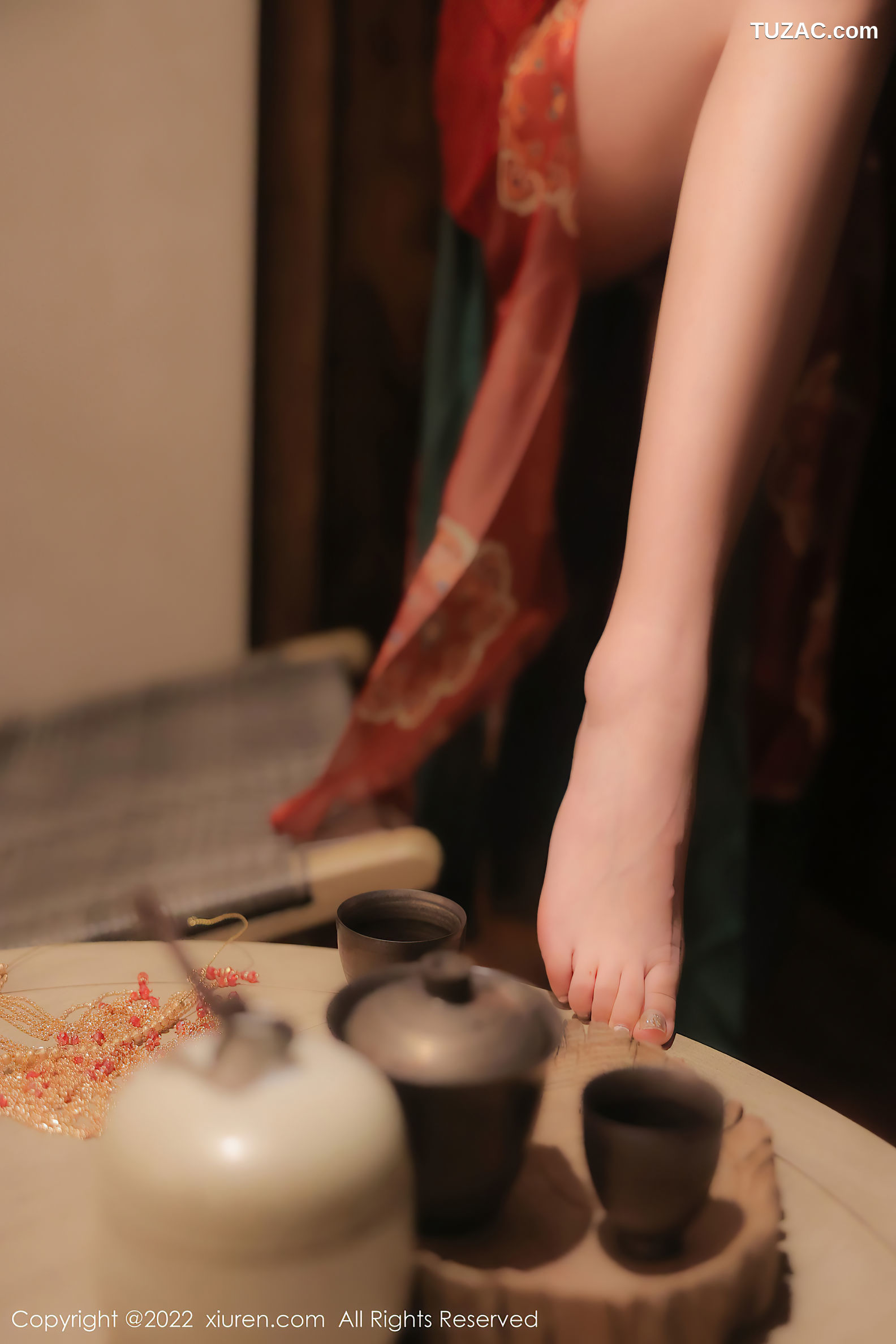 XiuRen-No.5527-奶瓶-红纱古装小红肚兜