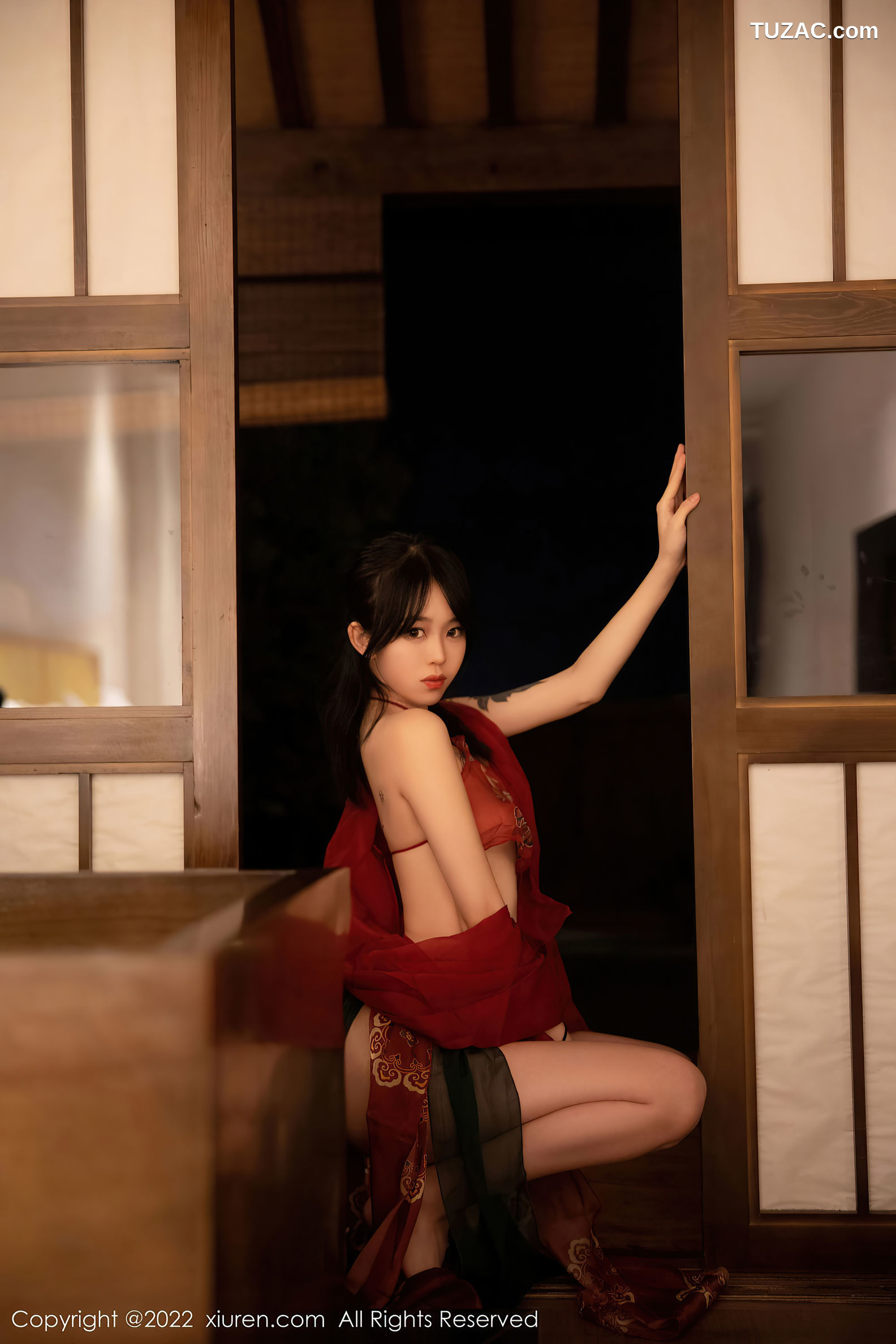 XiuRen-No.5527-奶瓶-红纱古装小红肚兜