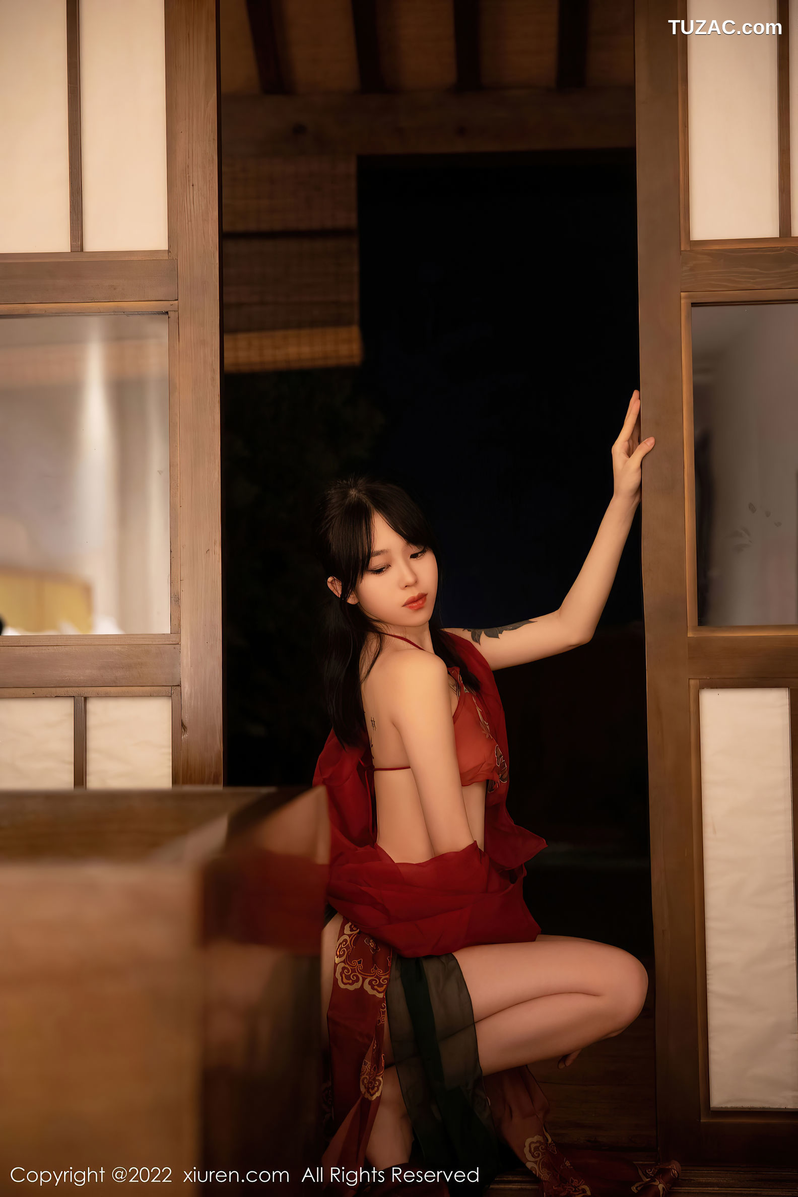 XiuRen-No.5527-奶瓶-红纱古装小红肚兜