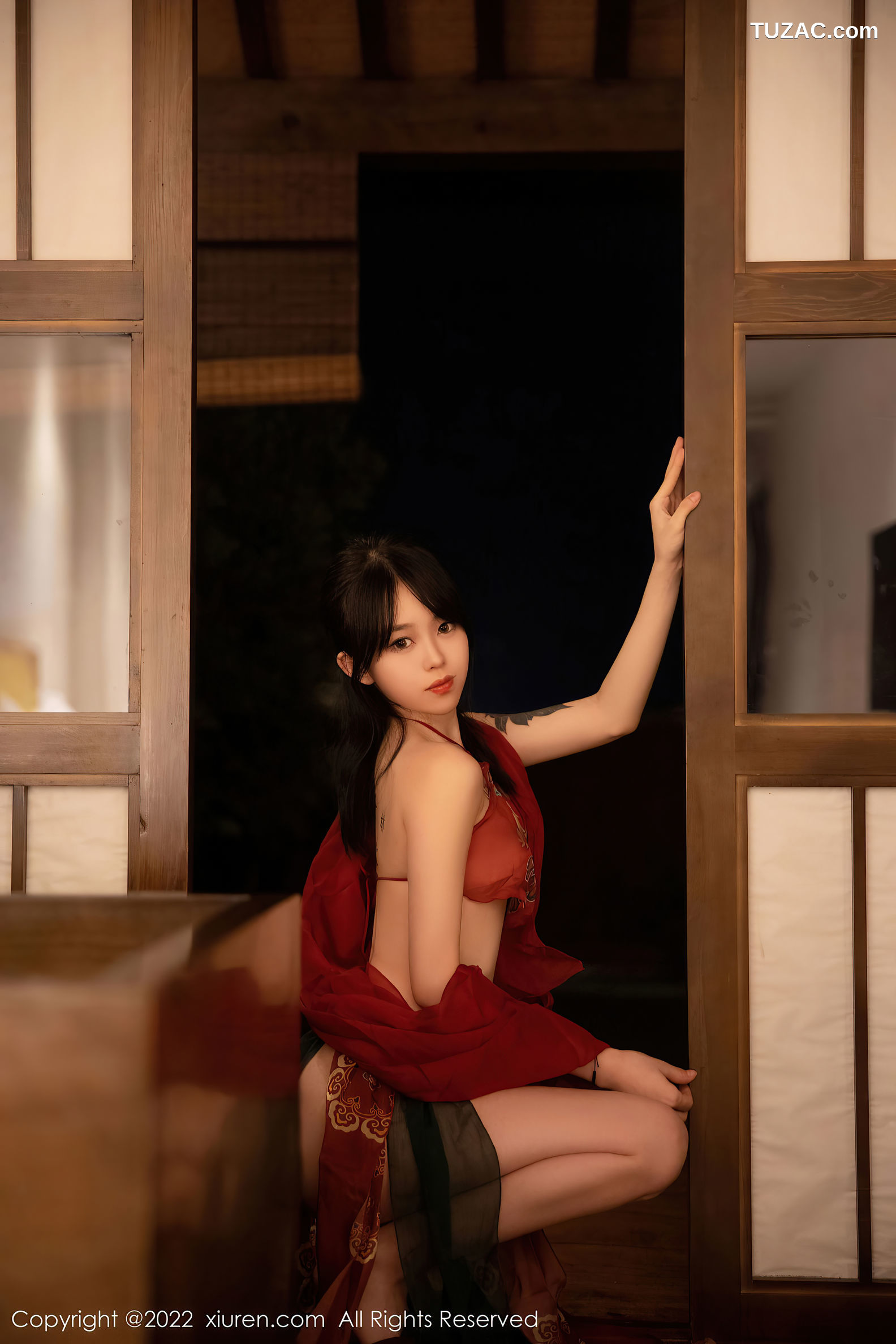 XiuRen-No.5527-奶瓶-红纱古装小红肚兜