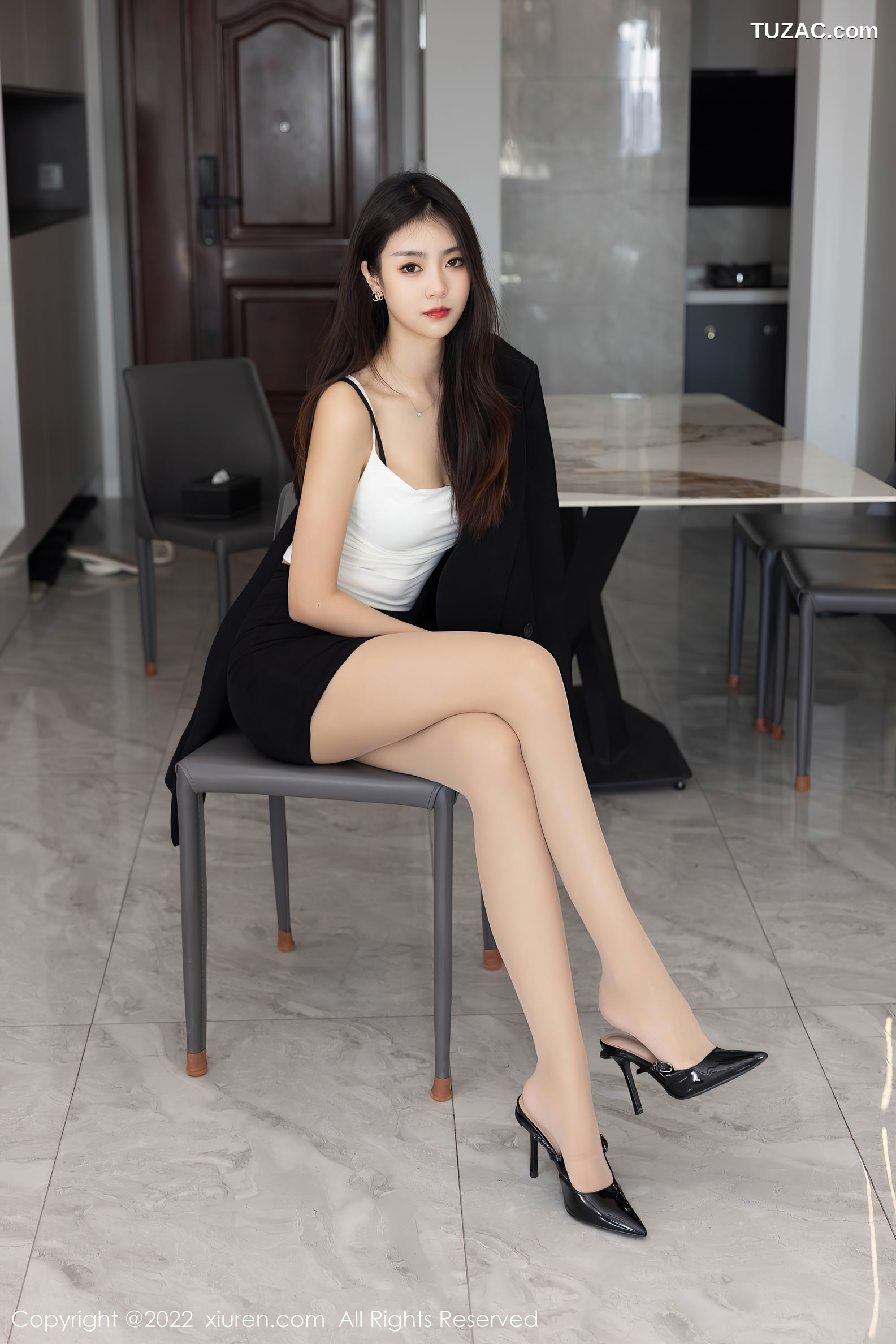 XiuRen-No.5530-可樂-白吊带黑超短裙肉丝