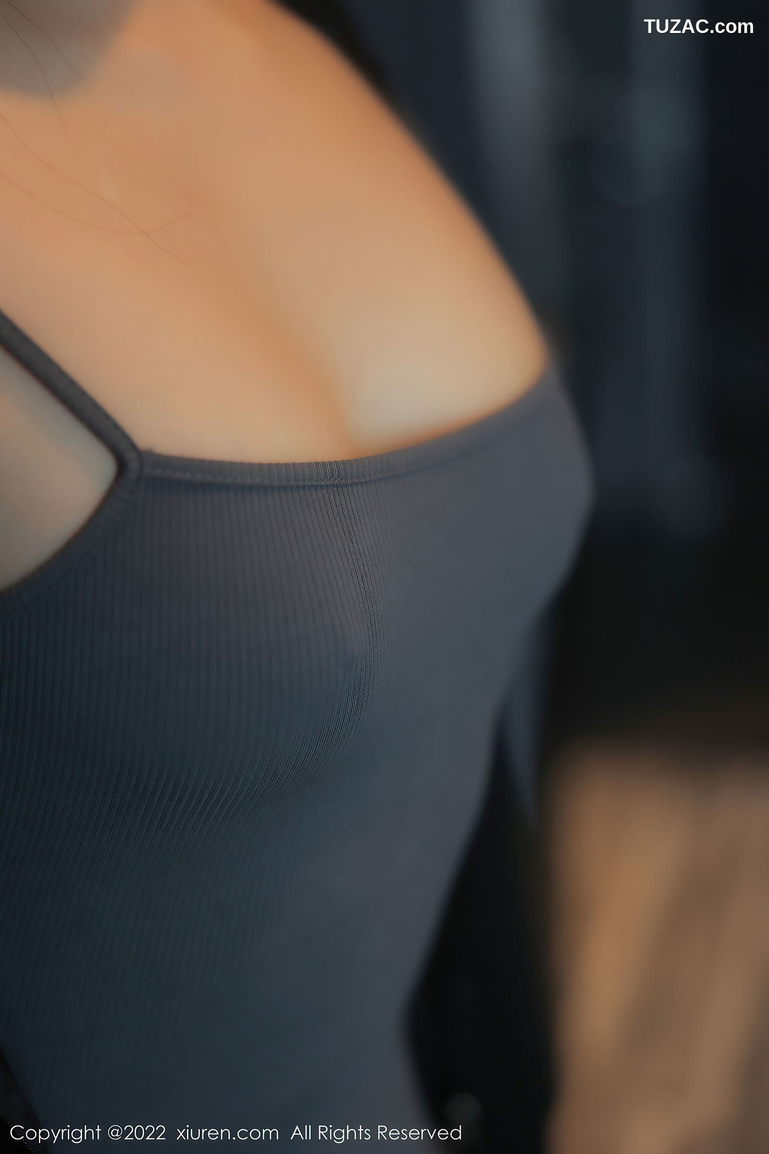 XiuRen-No.5553-顾楚楚-深灰紧身长裙凸点肉丝