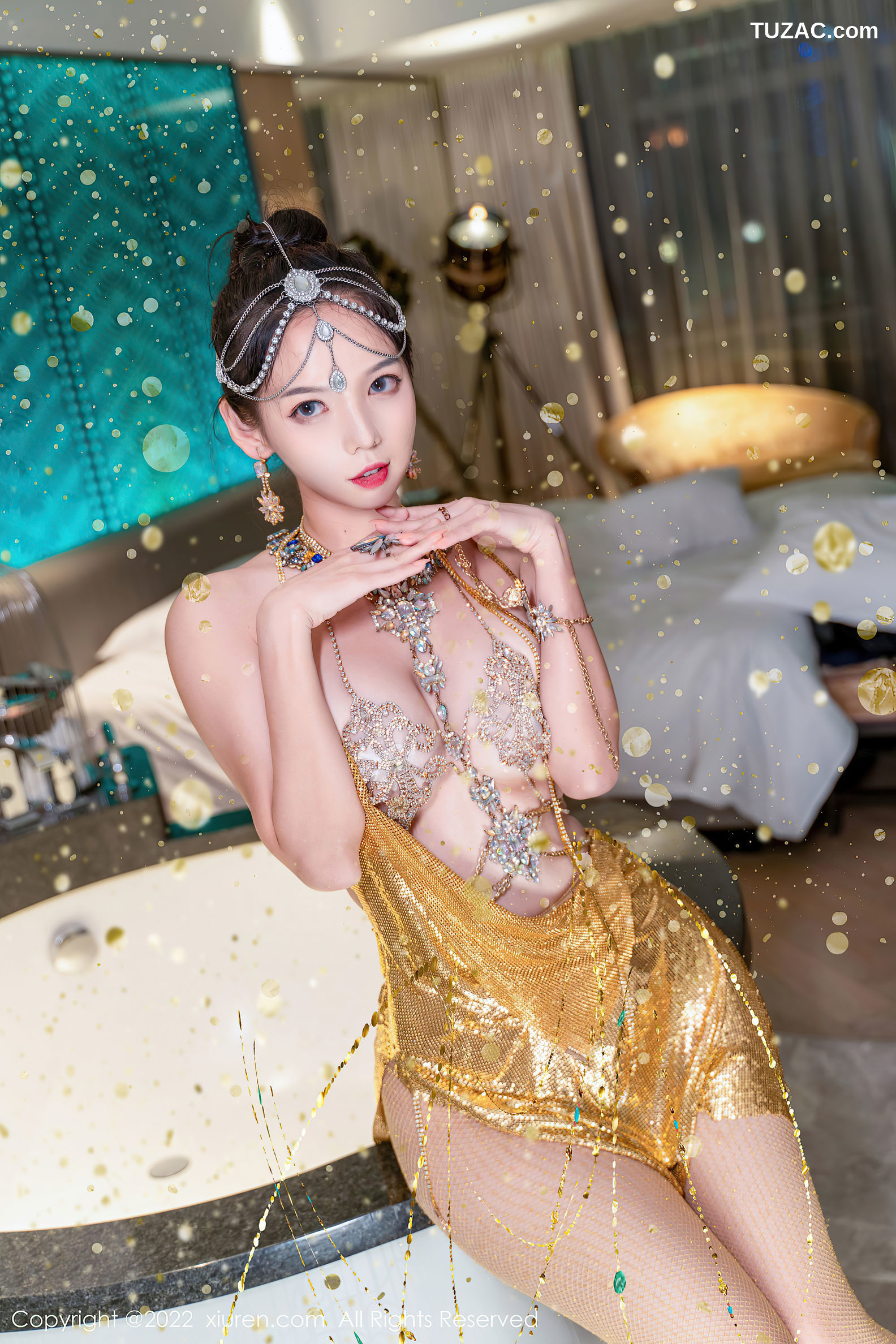 XiuRen-No.5559-大美妞儿-橘色吊带露背短裙