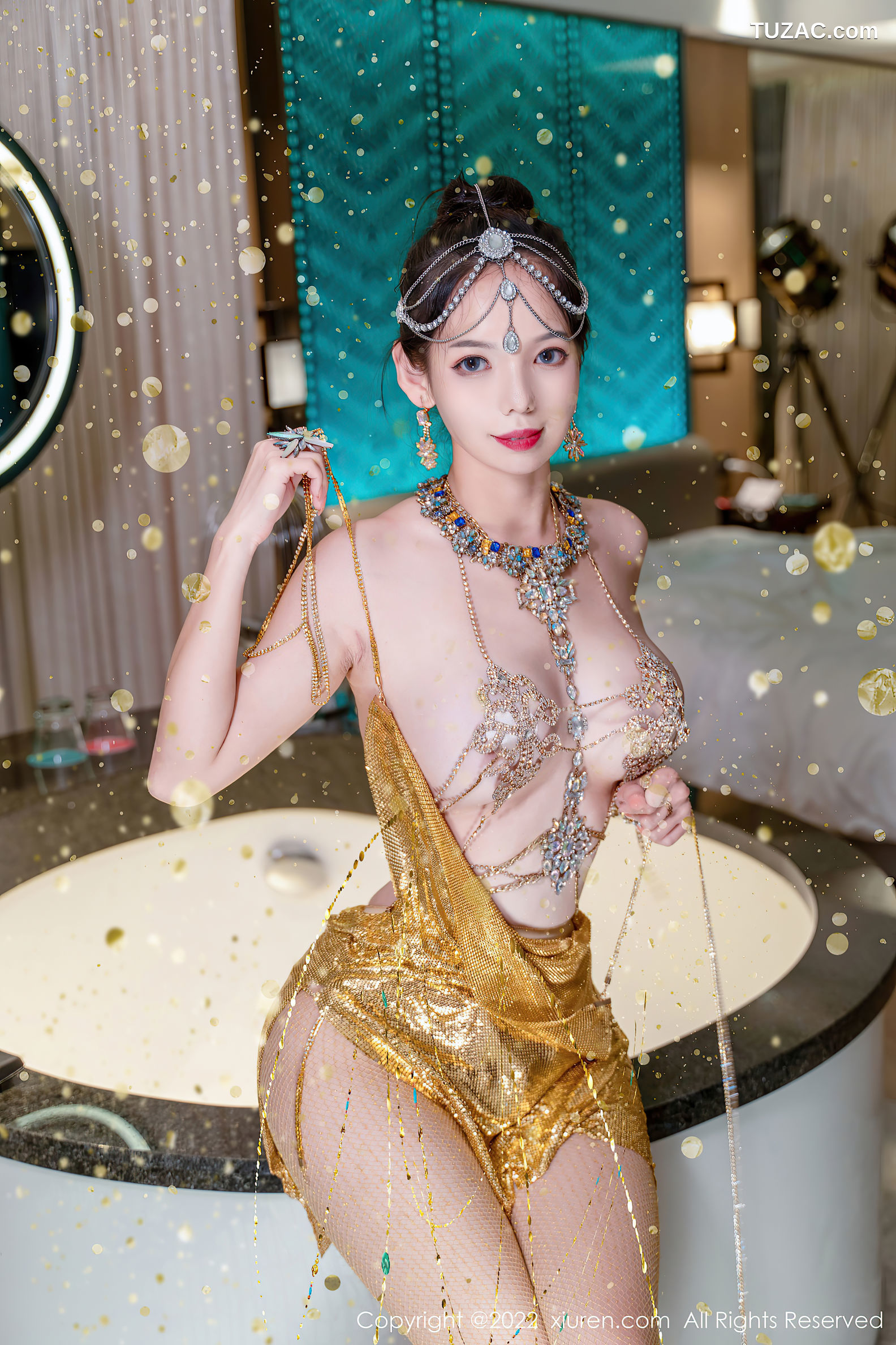 XiuRen-No.5559-大美妞儿-橘色吊带露背短裙