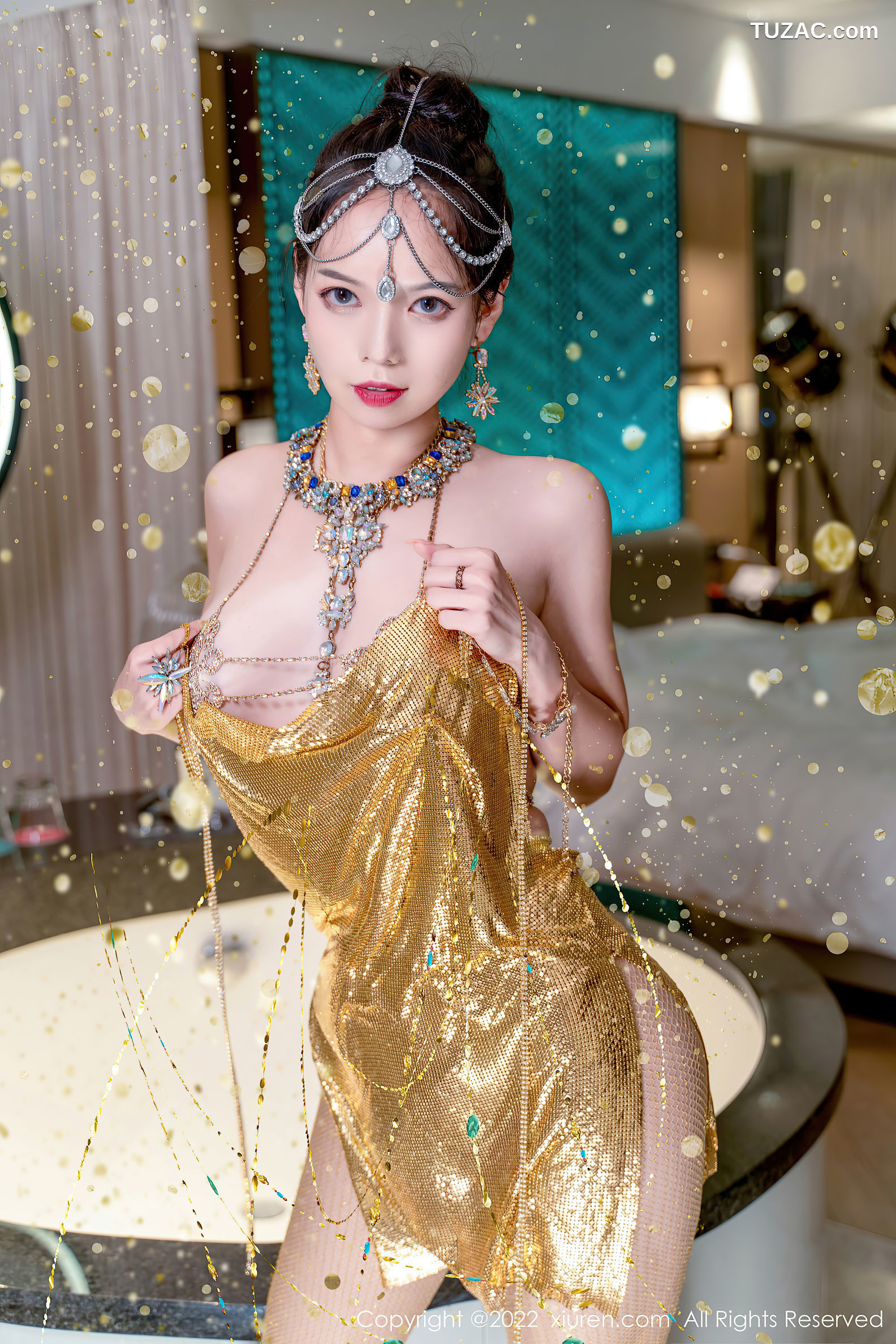 XiuRen-No.5559-大美妞儿-橘色吊带露背短裙