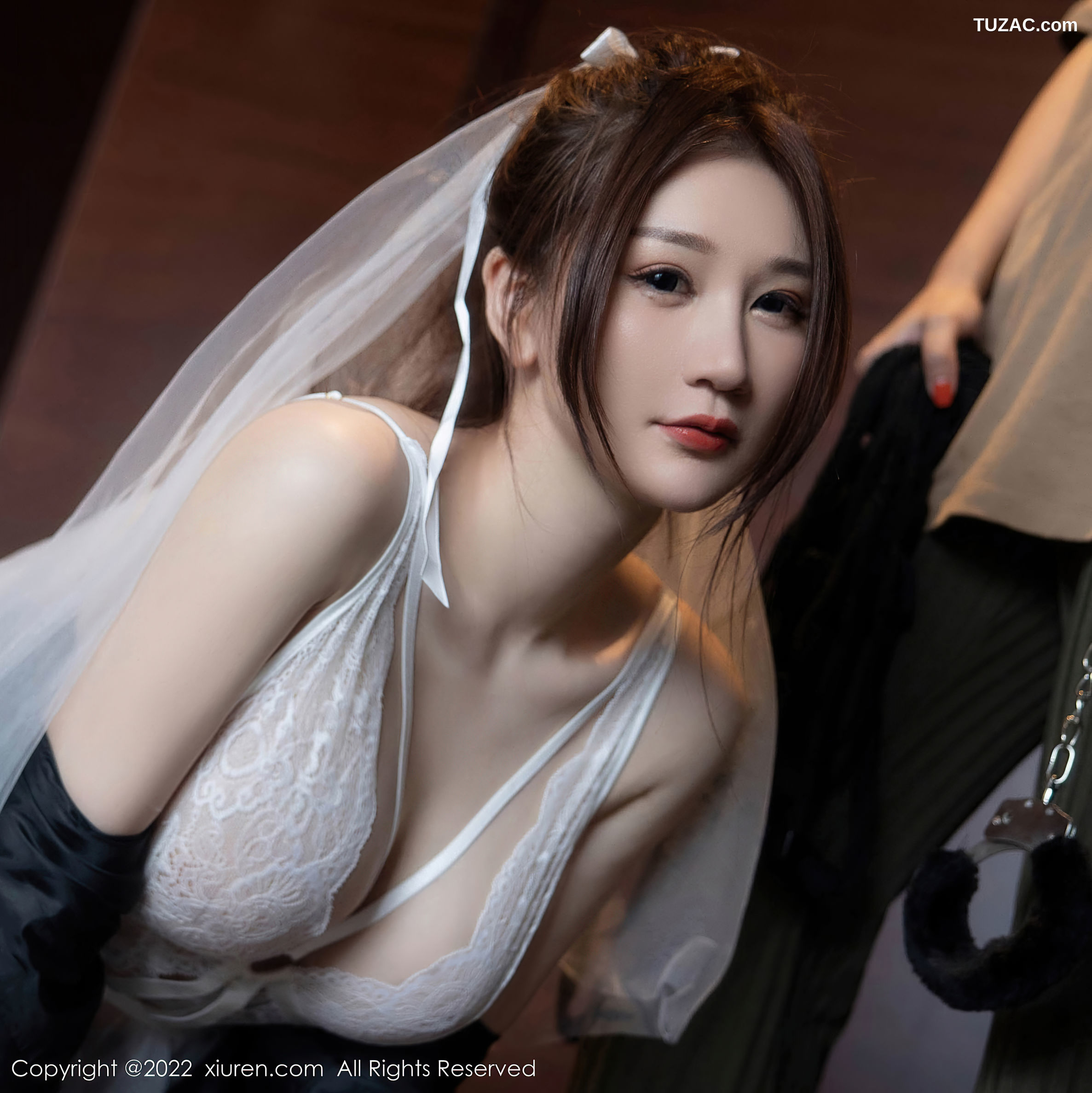 XiuRen-No.5565-顾乔楠-黑外套白蕾丝内衣捆绑