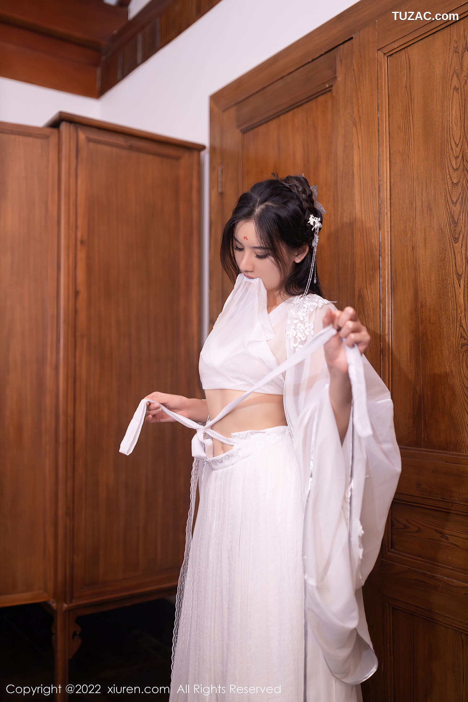 XiuRen-No.5573-就是阿朱啊-白纱古风裙白肚兜