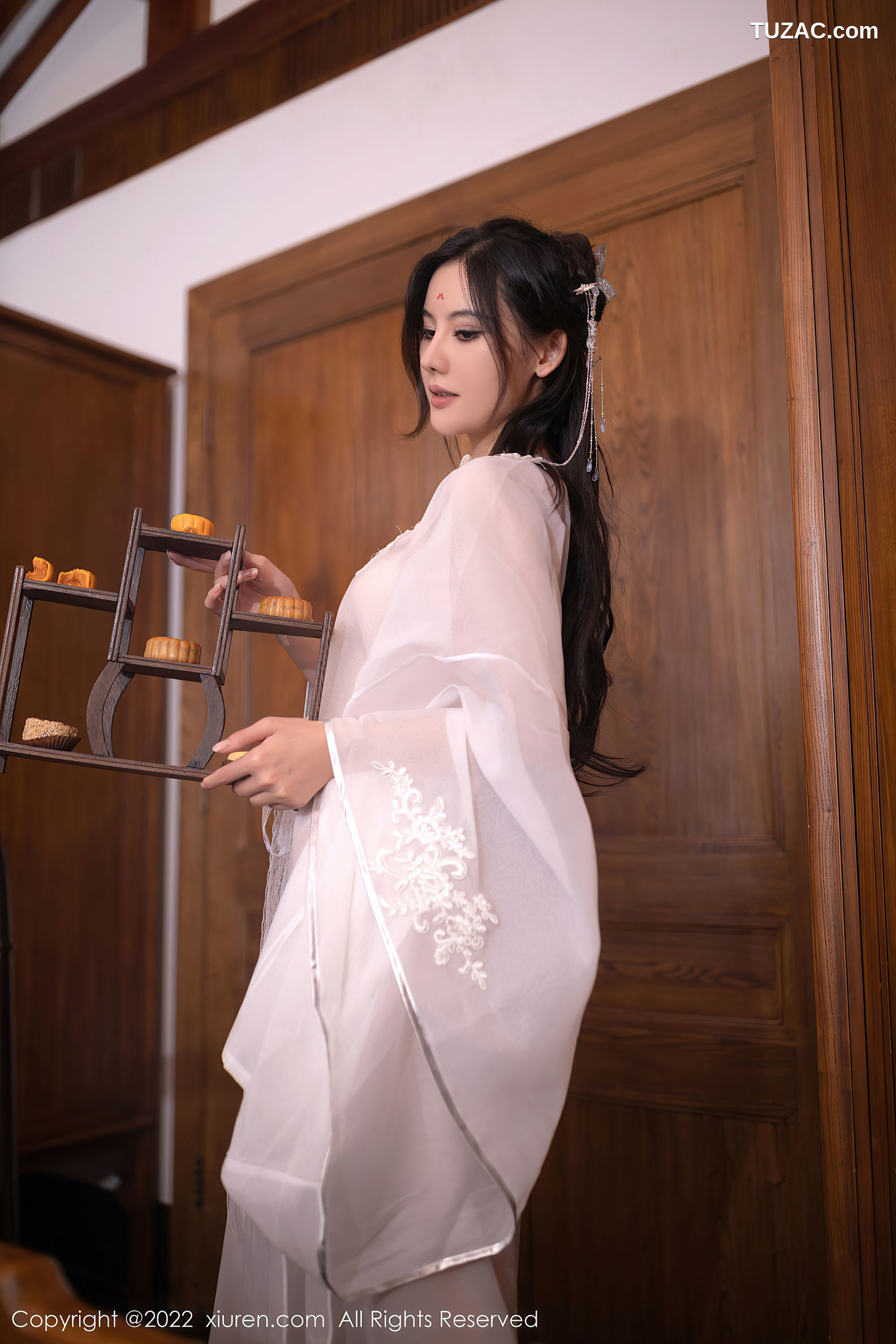 XiuRen-No.5573-就是阿朱啊-白纱古风裙白肚兜