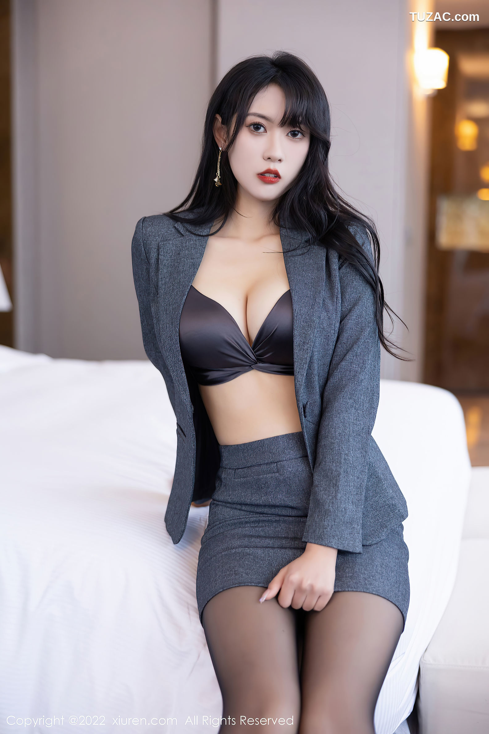 XiuRen-No.5575-林子遥-灰呢职业装黑内衣黑丝
