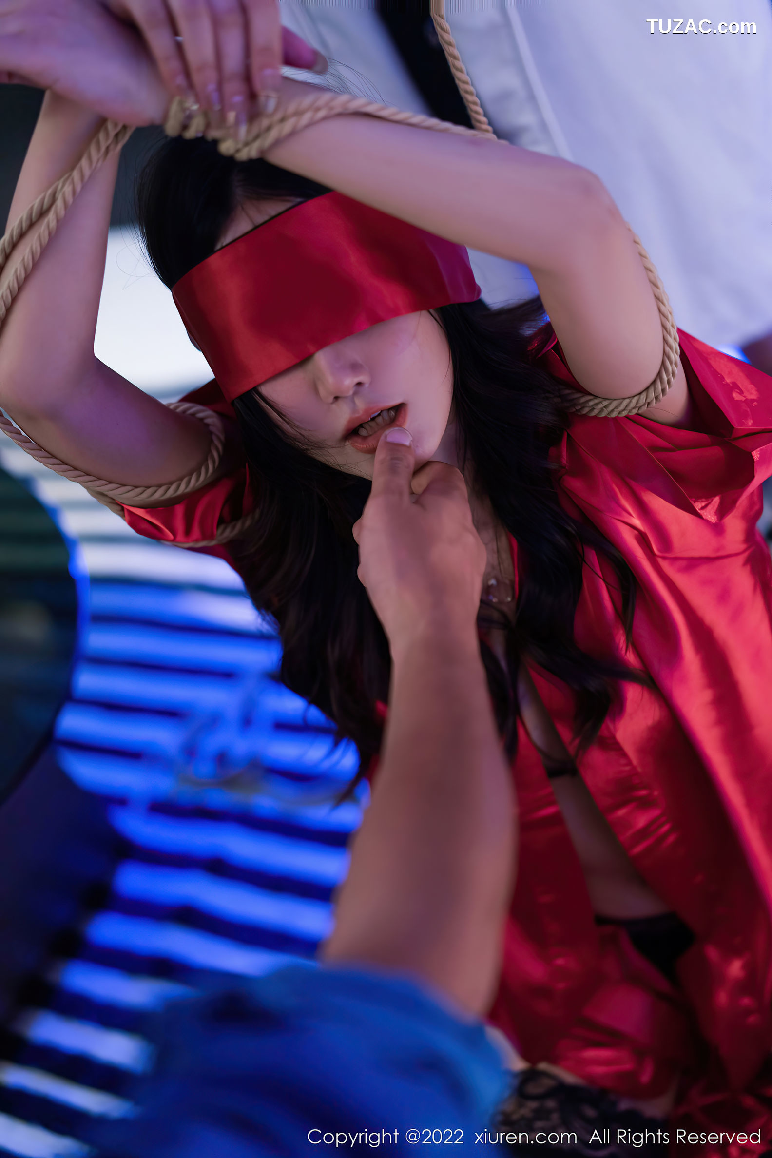 XiuRen-No.5586-阿姣-大红睡袍性感黑蕾丝捆绑