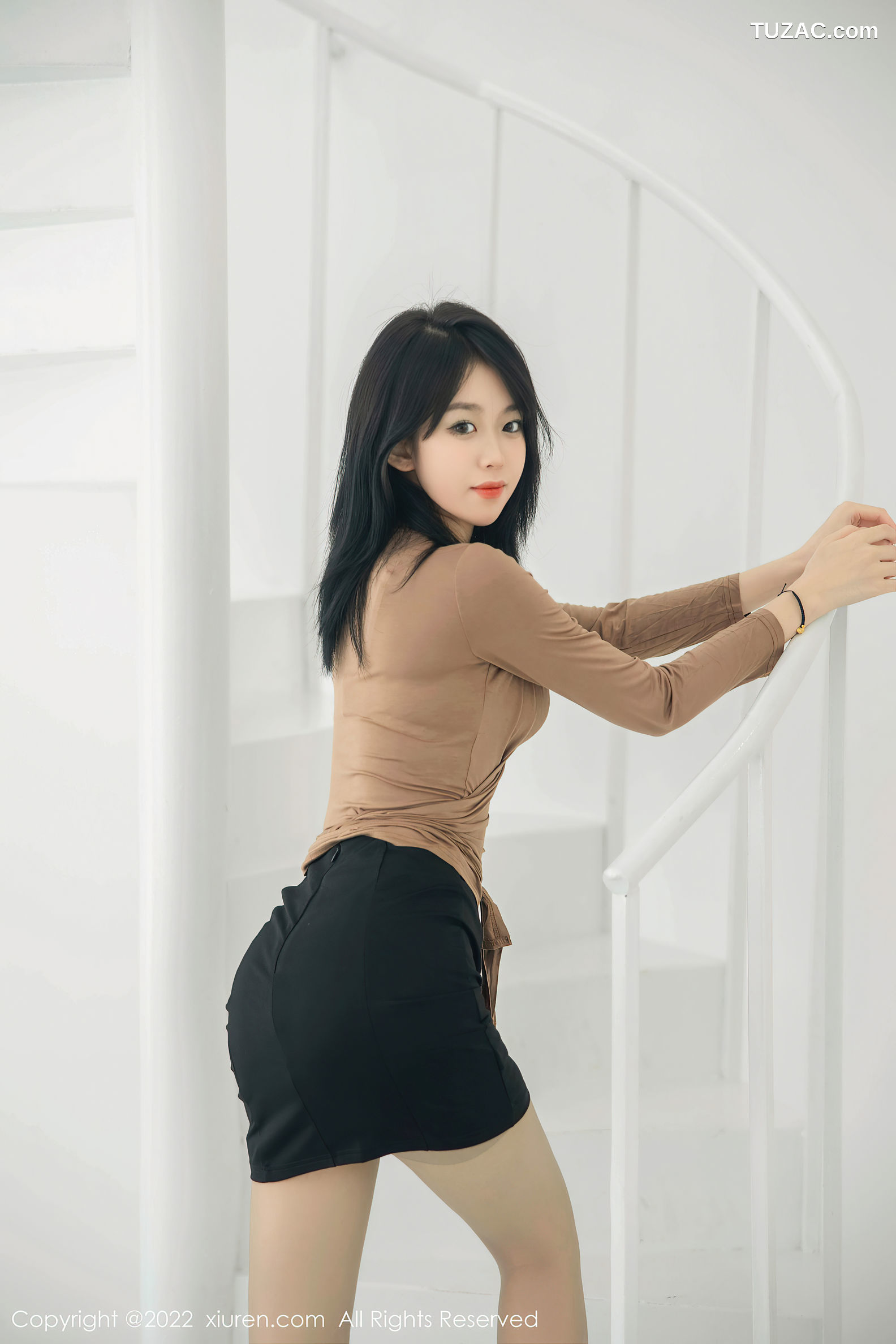 XiuRen-No.5587-奶瓶-黑短裙灰丝袜