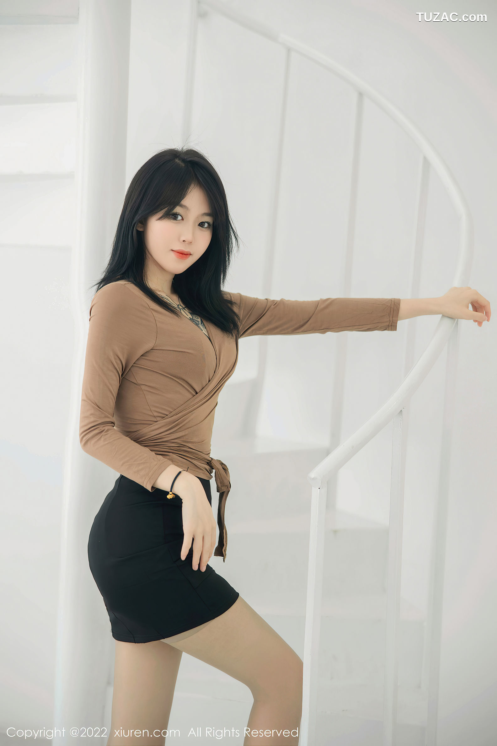 XiuRen-No.5587-奶瓶-黑短裙灰丝袜