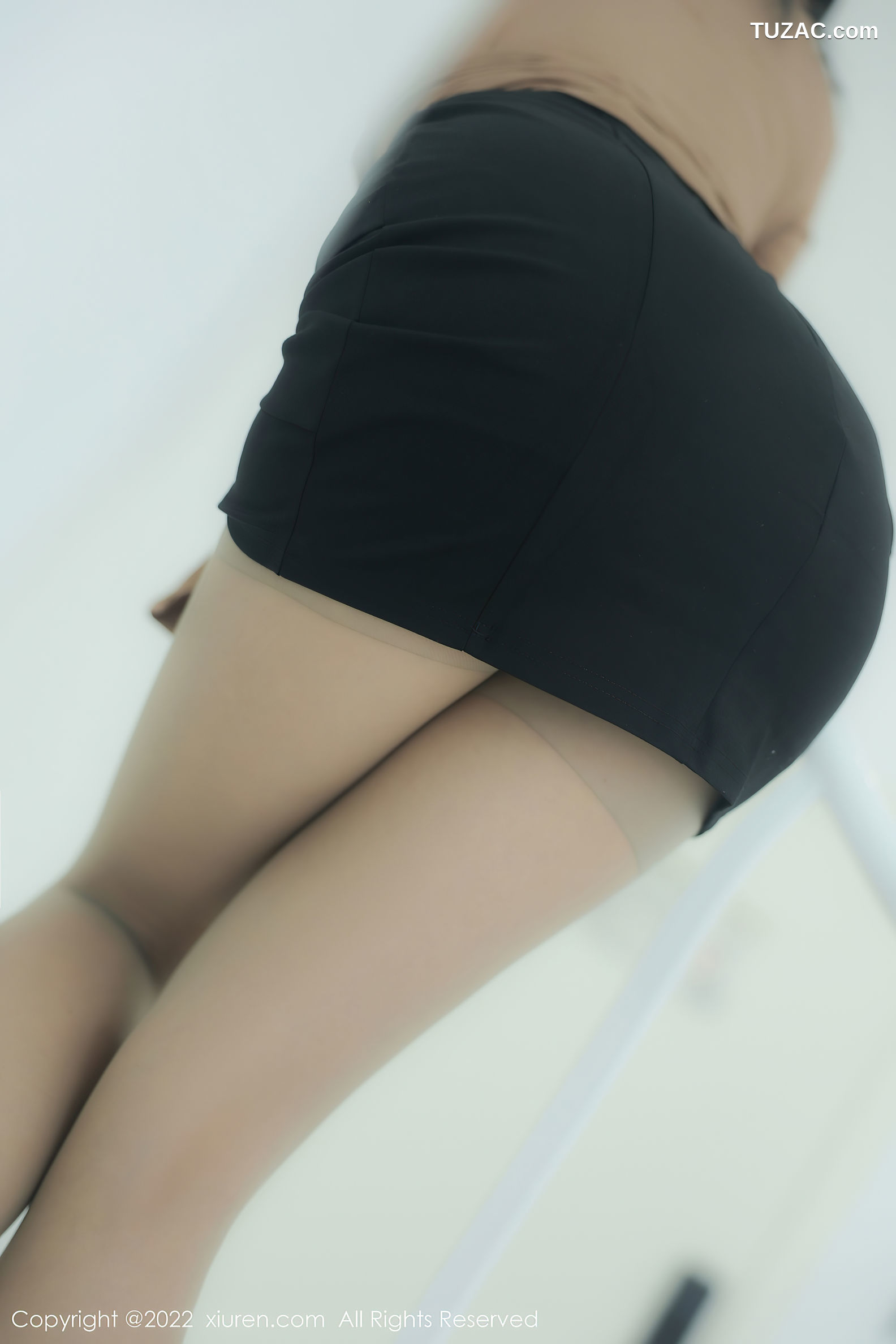 XiuRen-No.5587-奶瓶-黑短裙灰丝袜