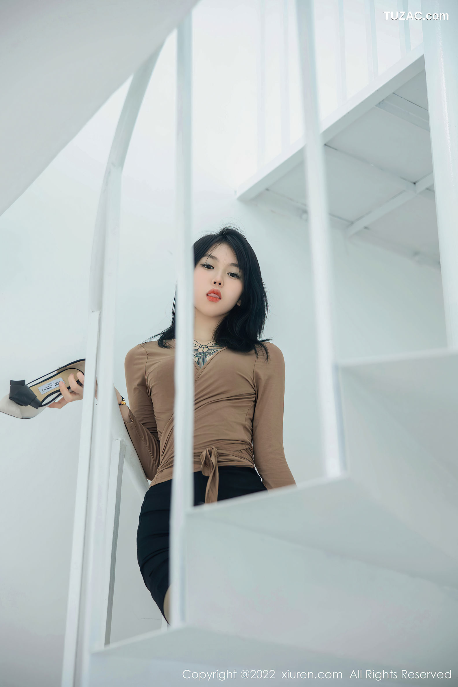 XiuRen-No.5587-奶瓶-黑短裙灰丝袜