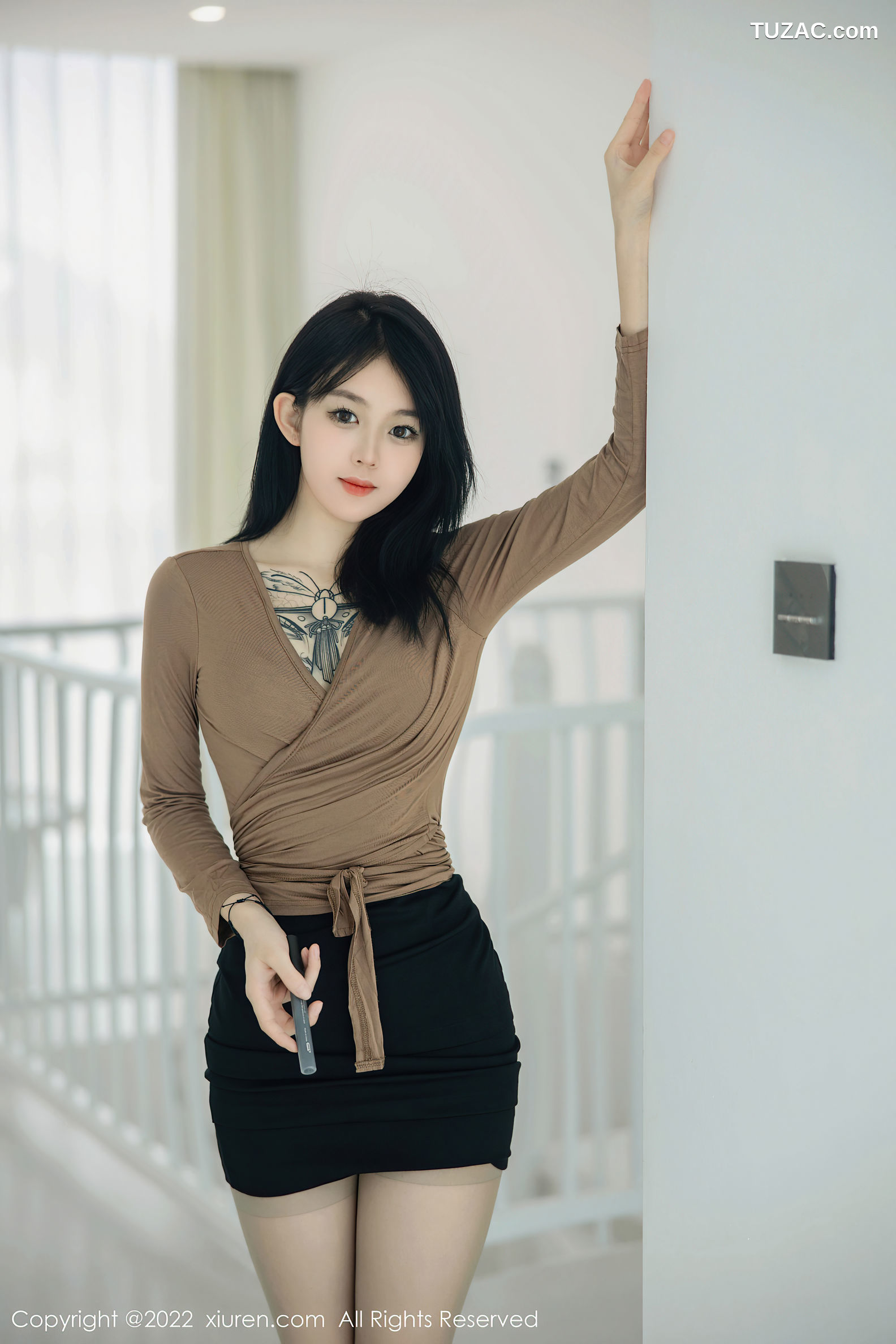 XiuRen-No.5587-奶瓶-黑短裙灰丝袜