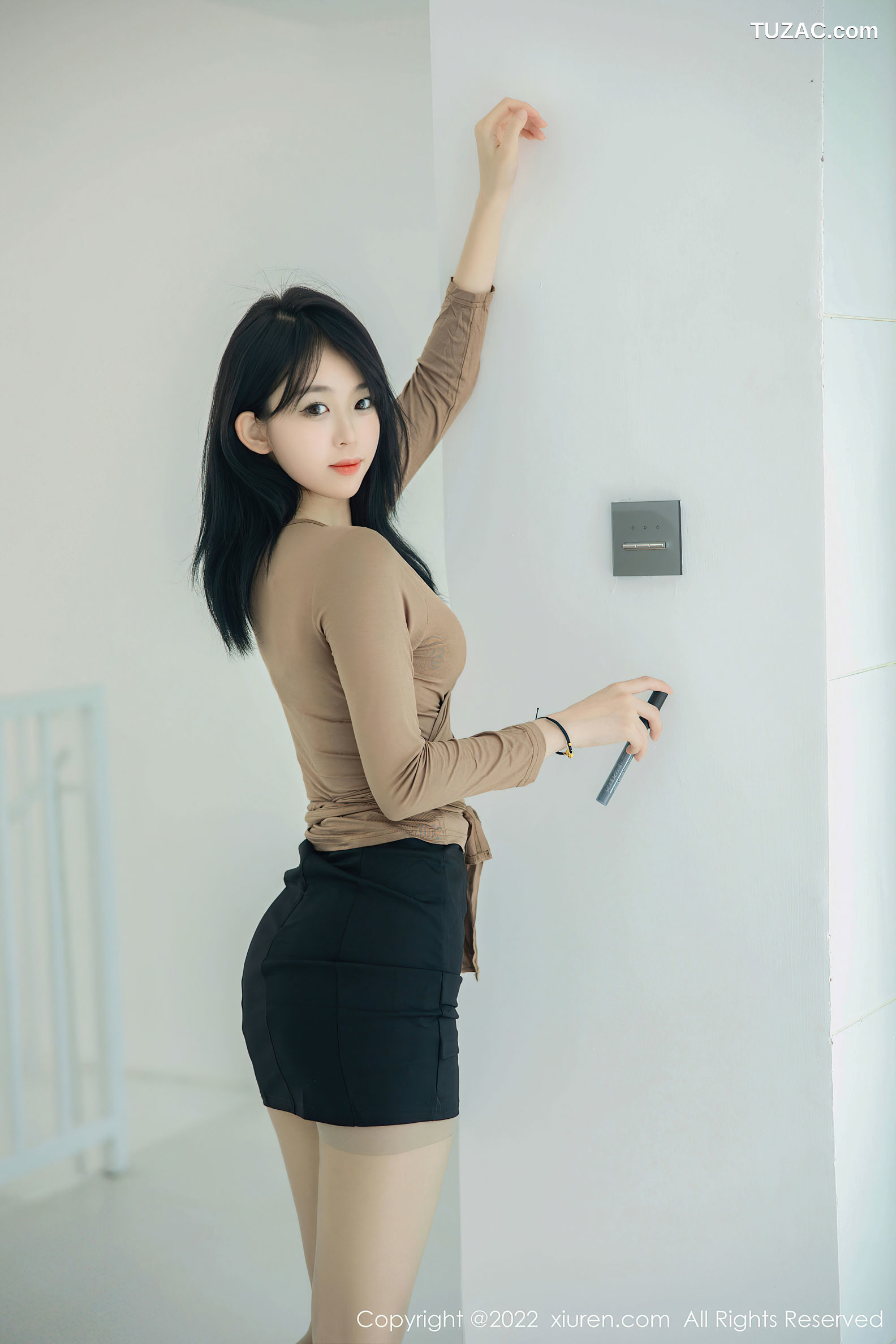 XiuRen-No.5587-奶瓶-黑短裙灰丝袜