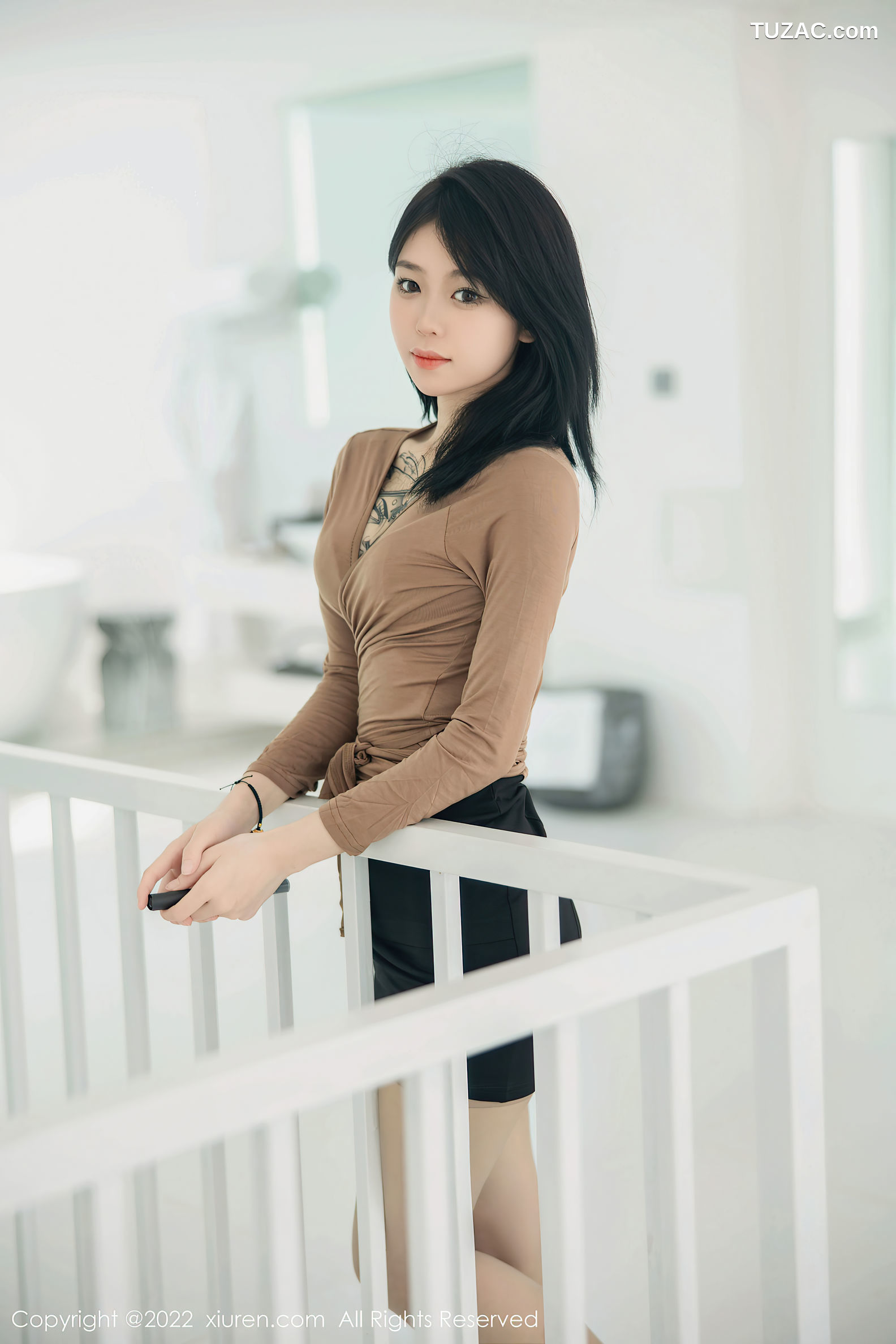 XiuRen-No.5587-奶瓶-黑短裙灰丝袜