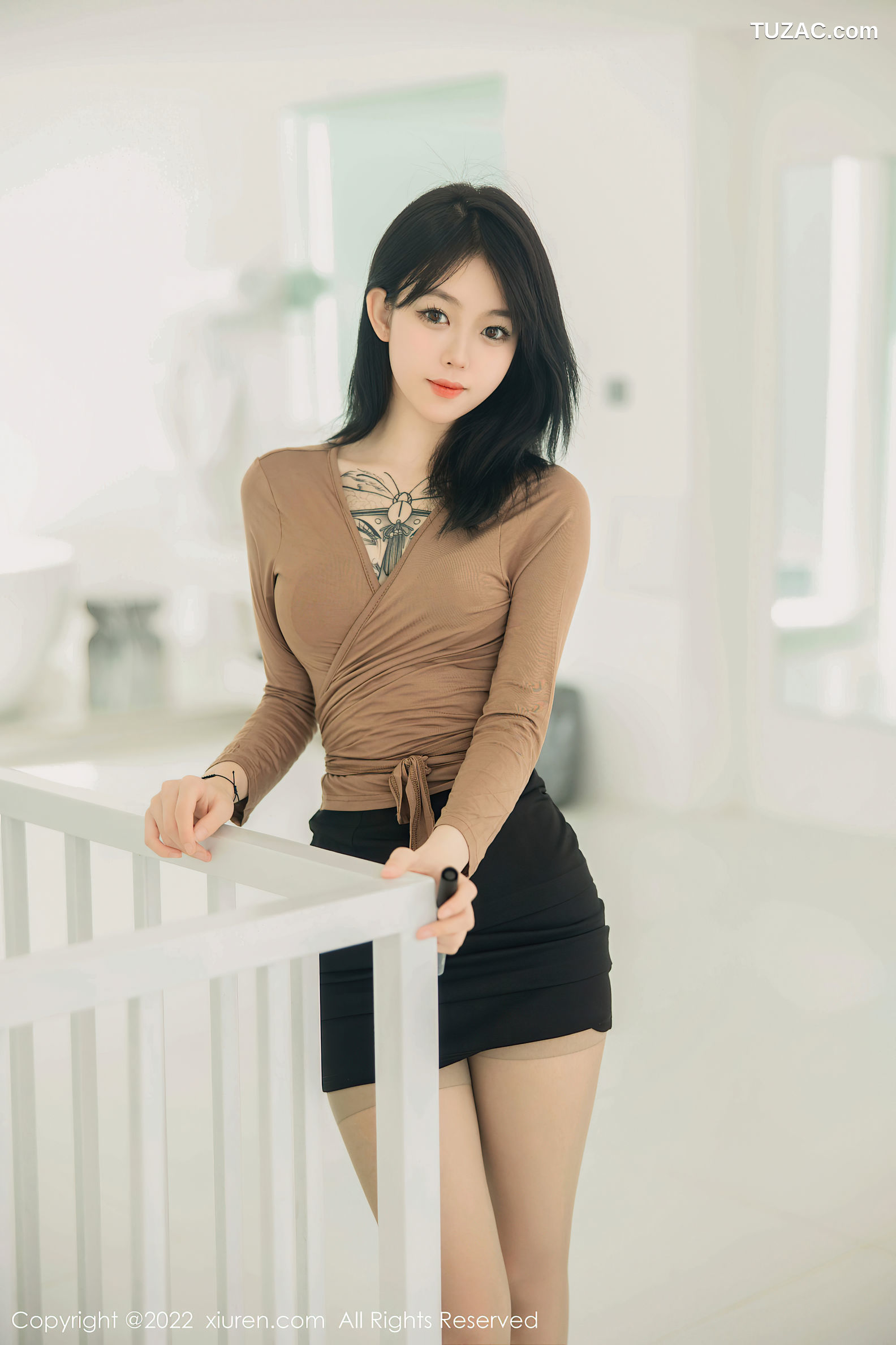 XiuRen-No.5587-奶瓶-黑短裙灰丝袜