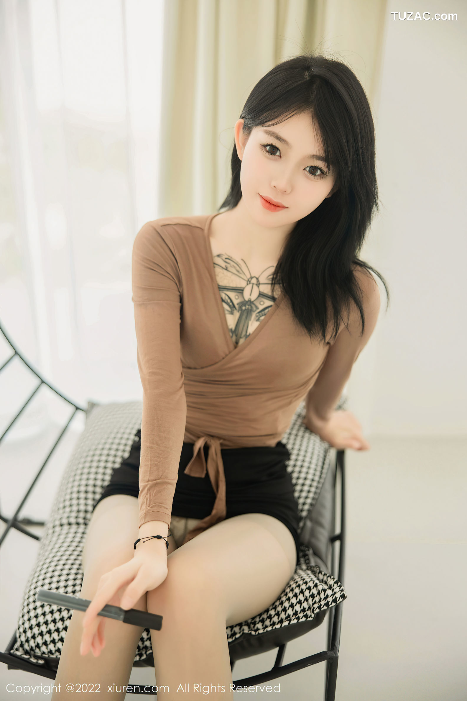 XiuRen-No.5587-奶瓶-黑短裙灰丝袜