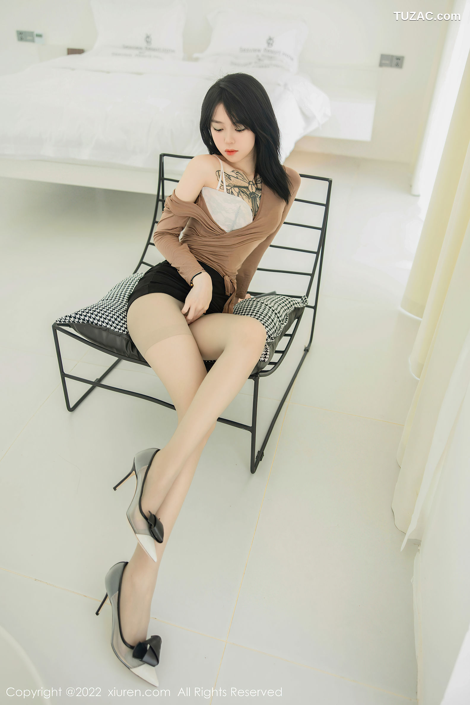 XiuRen-No.5587-奶瓶-黑短裙灰丝袜