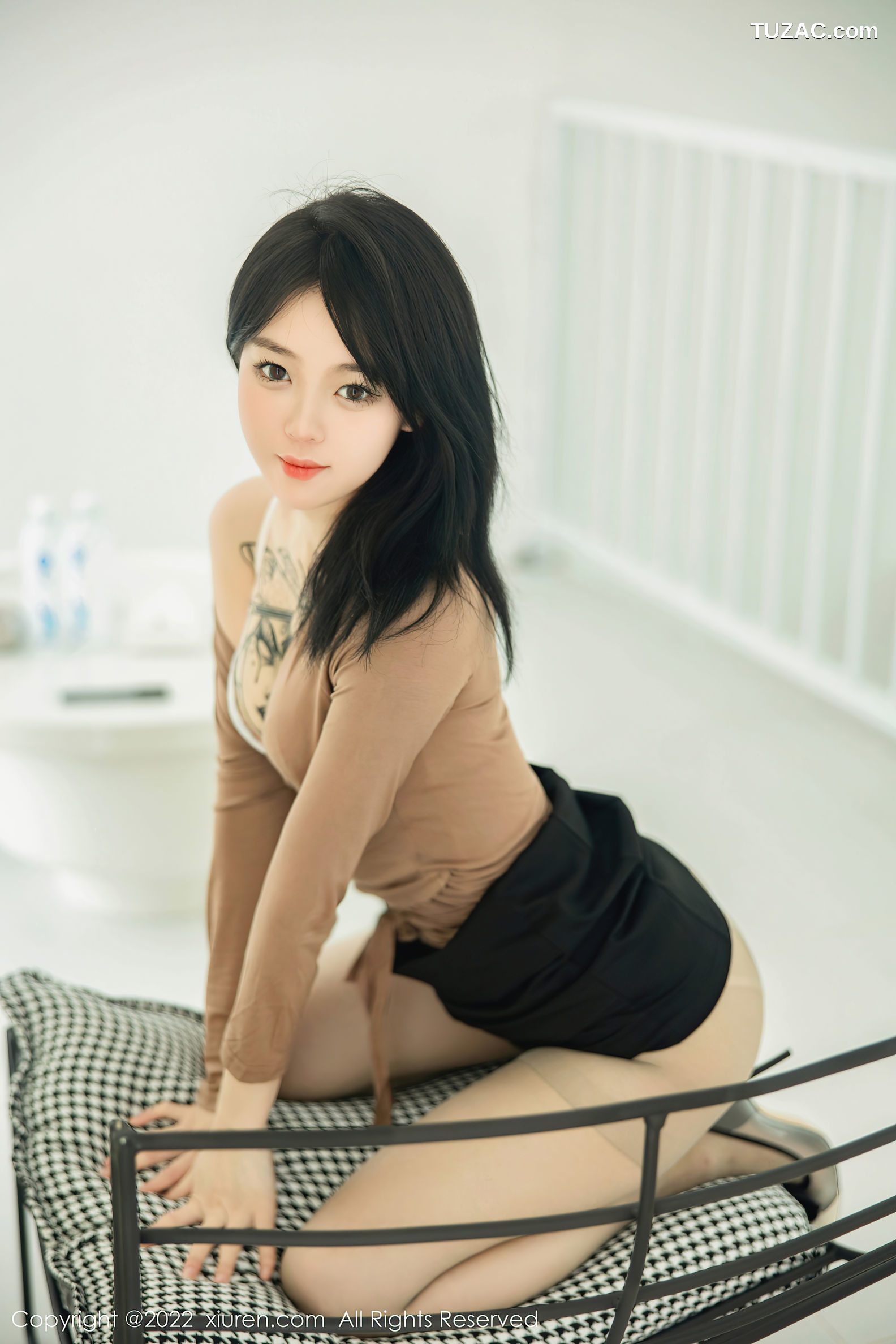 XiuRen-No.5587-奶瓶-黑短裙灰丝袜