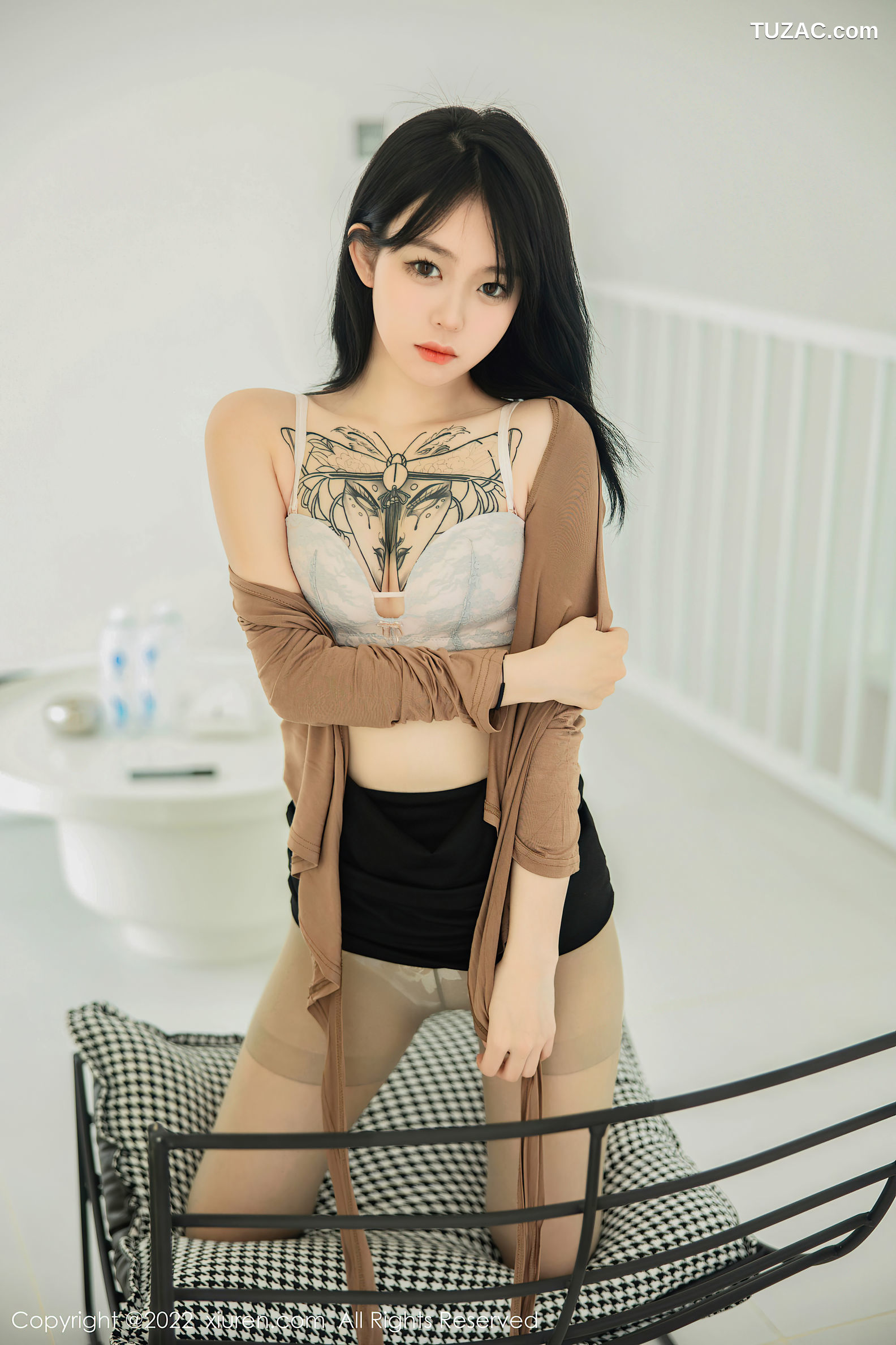 XiuRen-No.5587-奶瓶-黑短裙灰丝袜